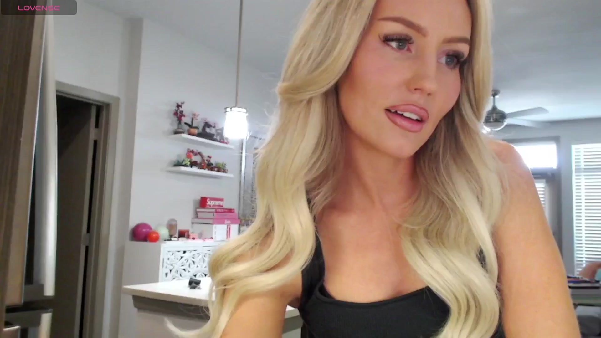 Gallery image thumbnail from Officialelsa's myfreecams stream on, 03/07/2025, 21:09 image 2 of 20