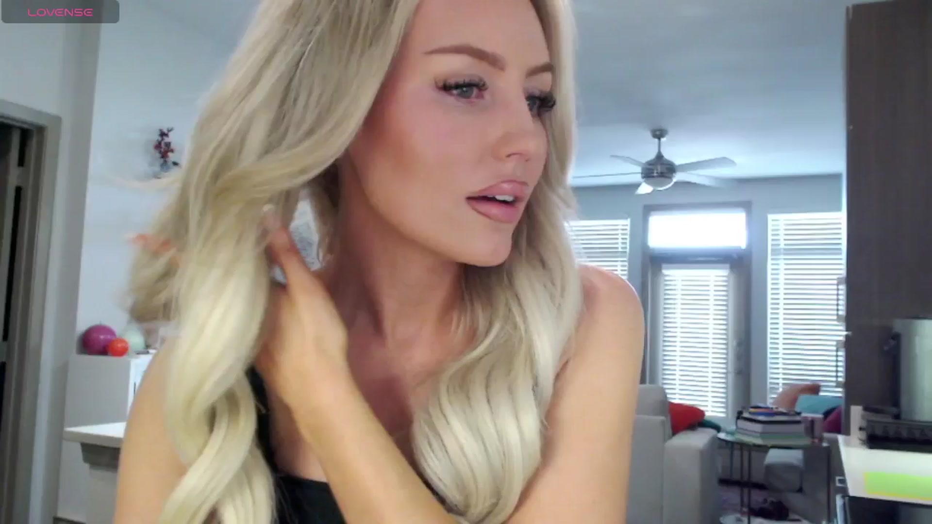 Gallery image thumbnail from Officialelsa's myfreecams stream on, 03/07/2025, 21:09 image 12 of 20