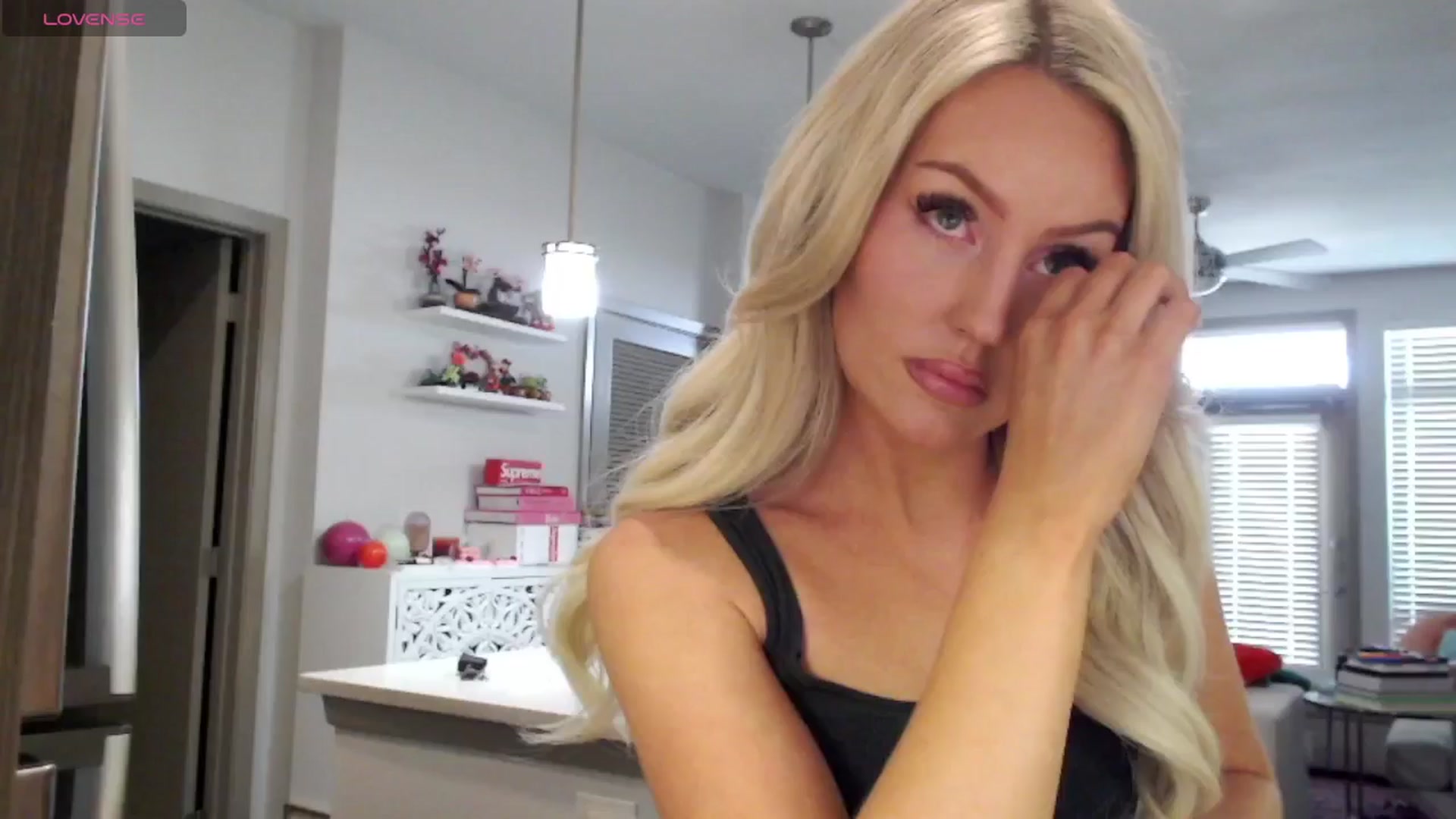 Gallery image thumbnail from Officialelsa's myfreecams stream on, 03/07/2025, 21:09 image 17 of 20