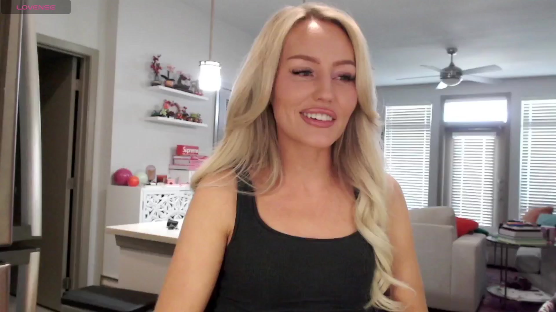 Gallery image thumbnail from Officialelsa's myfreecams stream on, 03/07/2025, 21:55 image 17 of 20