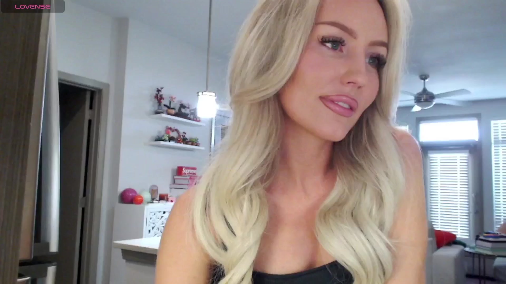 Gallery image thumbnail from Officialelsa's myfreecams stream on, 03/07/2025, 21:55 image 2 of 20