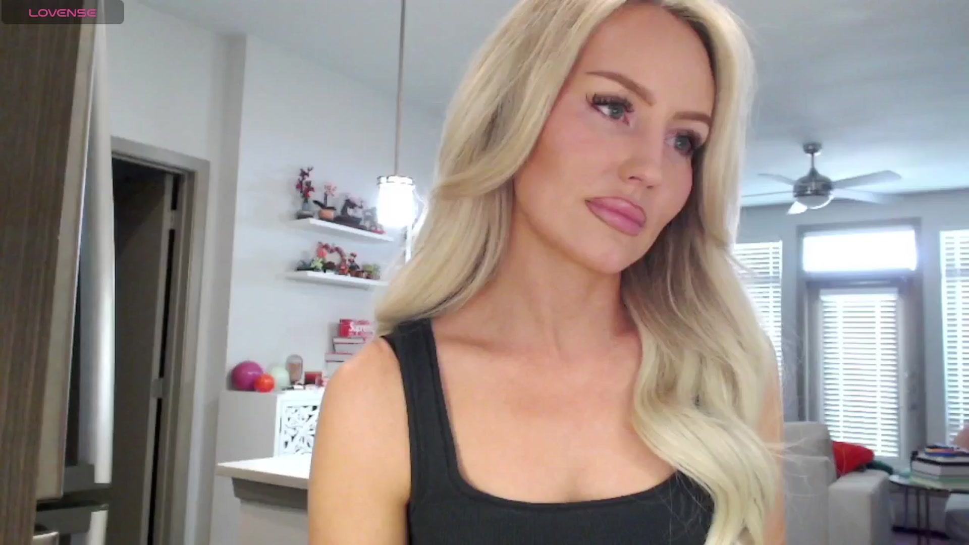 Gallery image thumbnail from Officialelsa's myfreecams stream on, 03/07/2025, 21:55 image 3 of 20