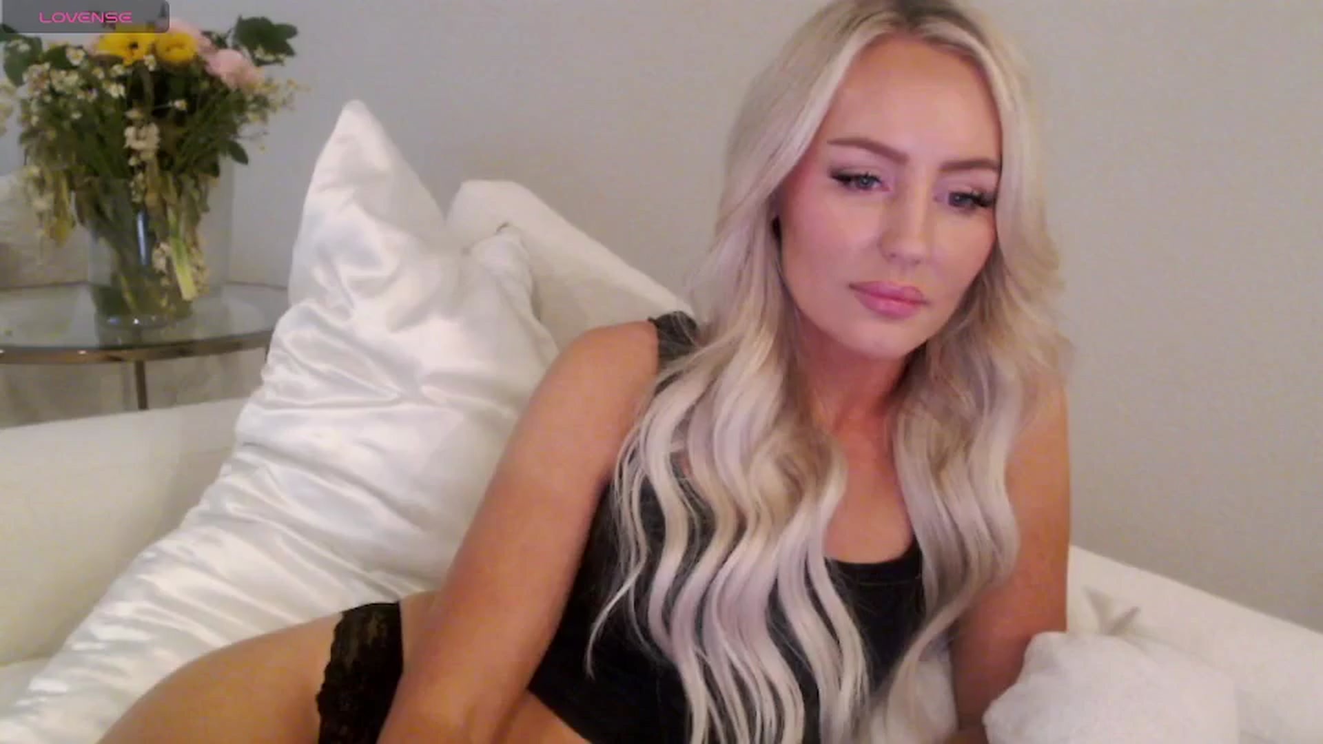Gallery image thumbnail from Officialelsa's myfreecams stream on, 04/30/2025, 22:29 image 16 of 20