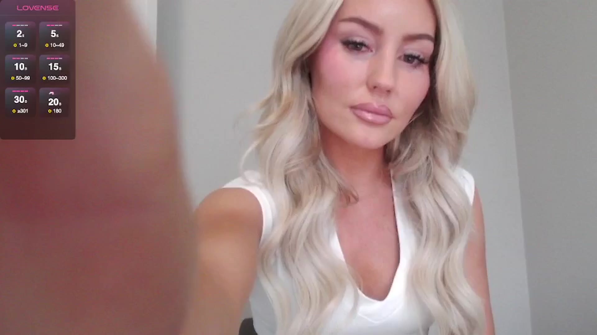 Gallery image thumbnail from Officialelsa's myfreecams stream on, 05/09/2025, 19:01 image 2 of 20