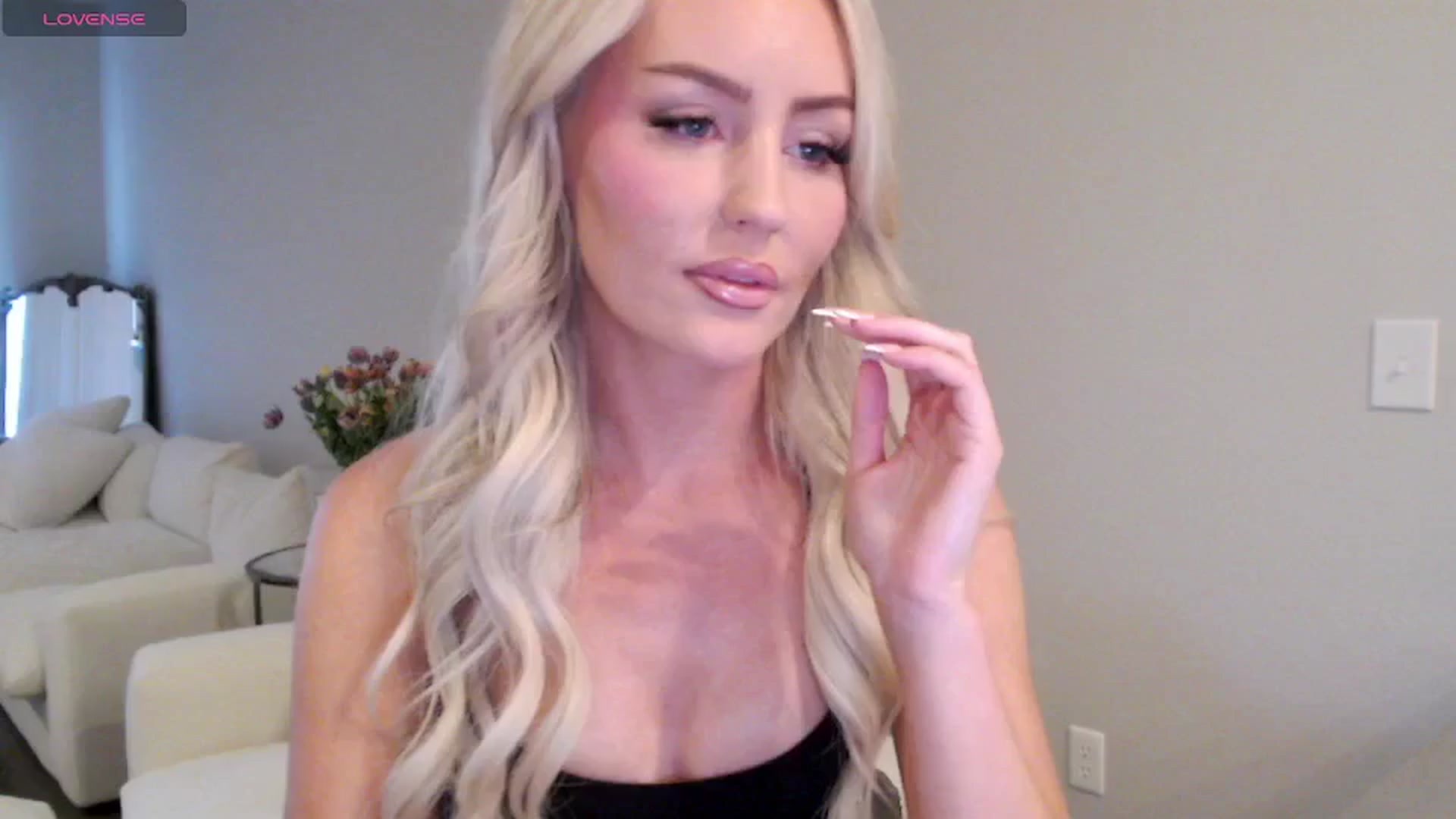 Gallery image thumbnail from Officialelsa's myfreecams stream on, 05/12/2025, 21:17 image 9 of 20