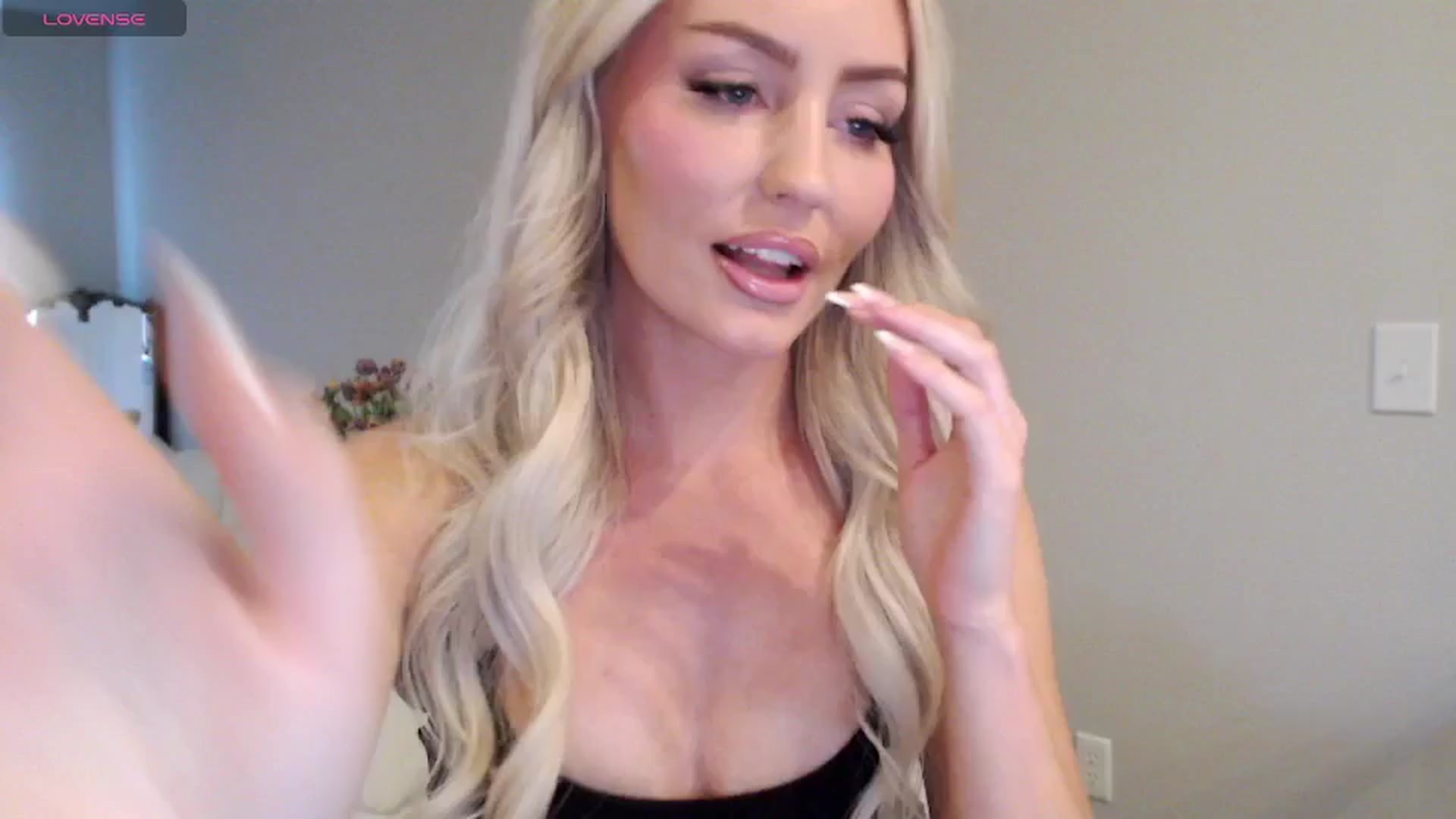 Gallery image thumbnail from Officialelsa's myfreecams stream on, 05/12/2025, 21:17 image 18 of 20