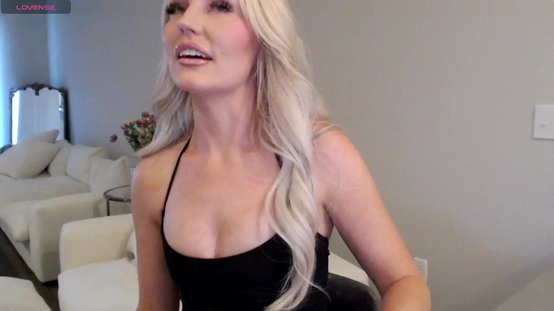 Gallery image thumbnail from Officialelsa's myfreecams stream on, 05/12/2025, 21:17 image 7 of 20