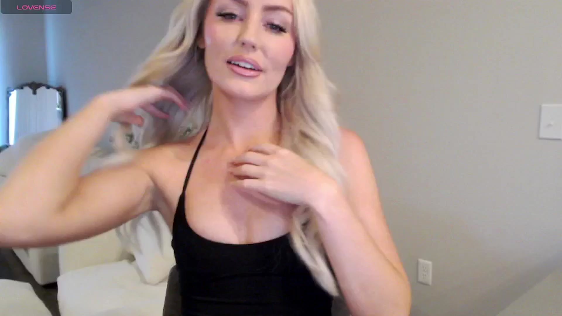 Gallery image thumbnail from Officialelsa's myfreecams stream on, 05/12/2025, 21:17 image 4 of 20
