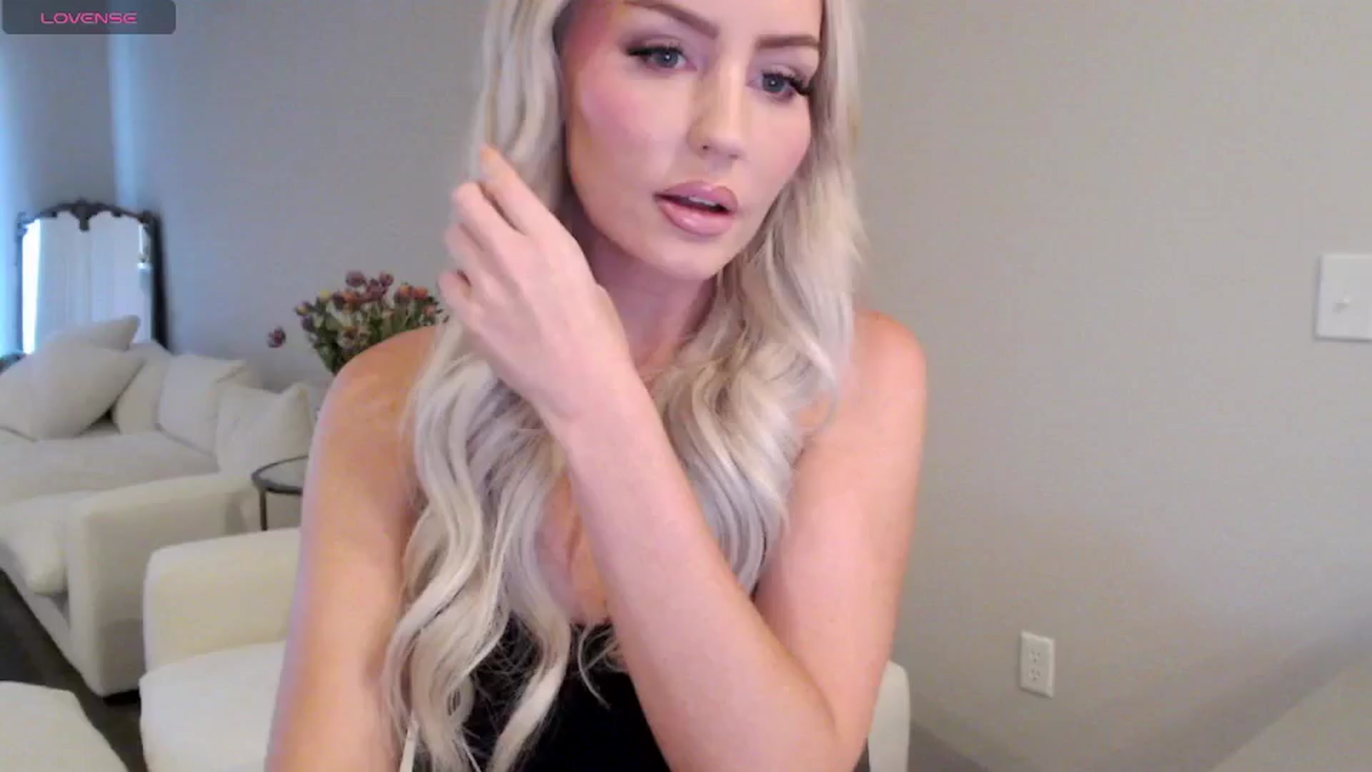 Gallery image thumbnail from Officialelsa's myfreecams stream on, 05/12/2025, 21:17 image 3 of 20