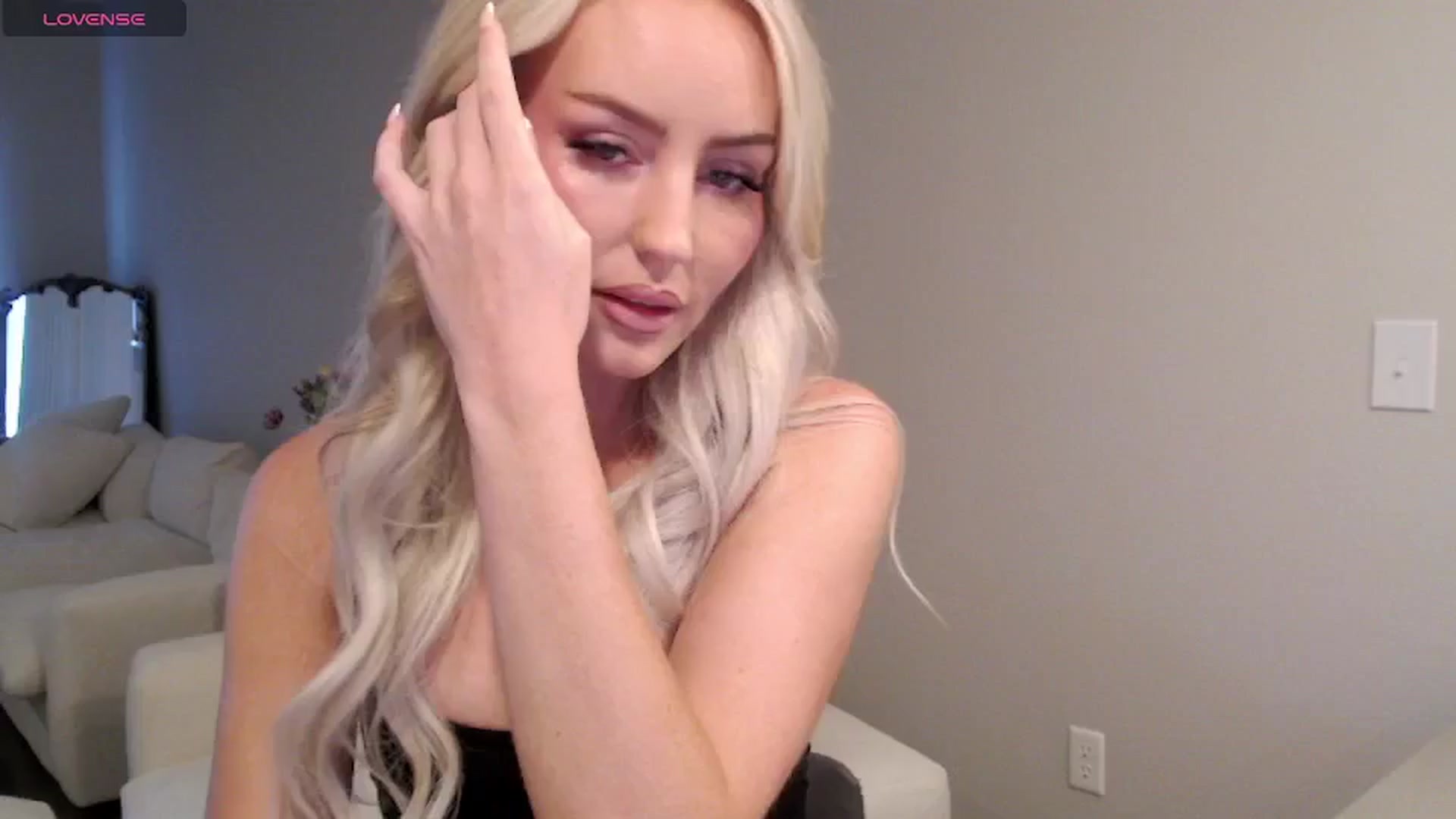Gallery image thumbnail from Officialelsa's myfreecams stream on, 05/12/2025, 21:17 image 8 of 20