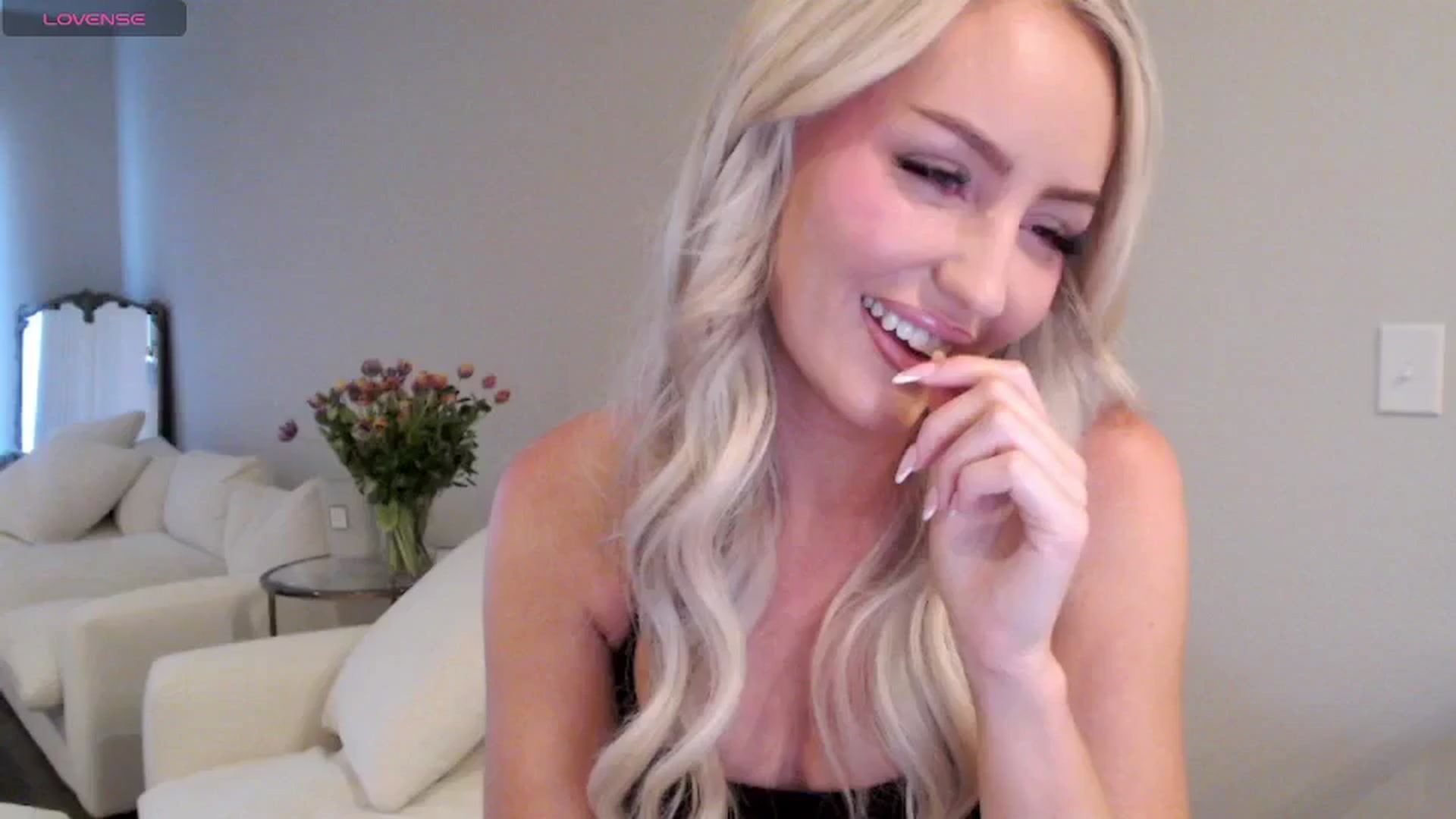 Gallery image thumbnail from Officialelsa's myfreecams stream on, 05/12/2025, 21:17 image 14 of 20