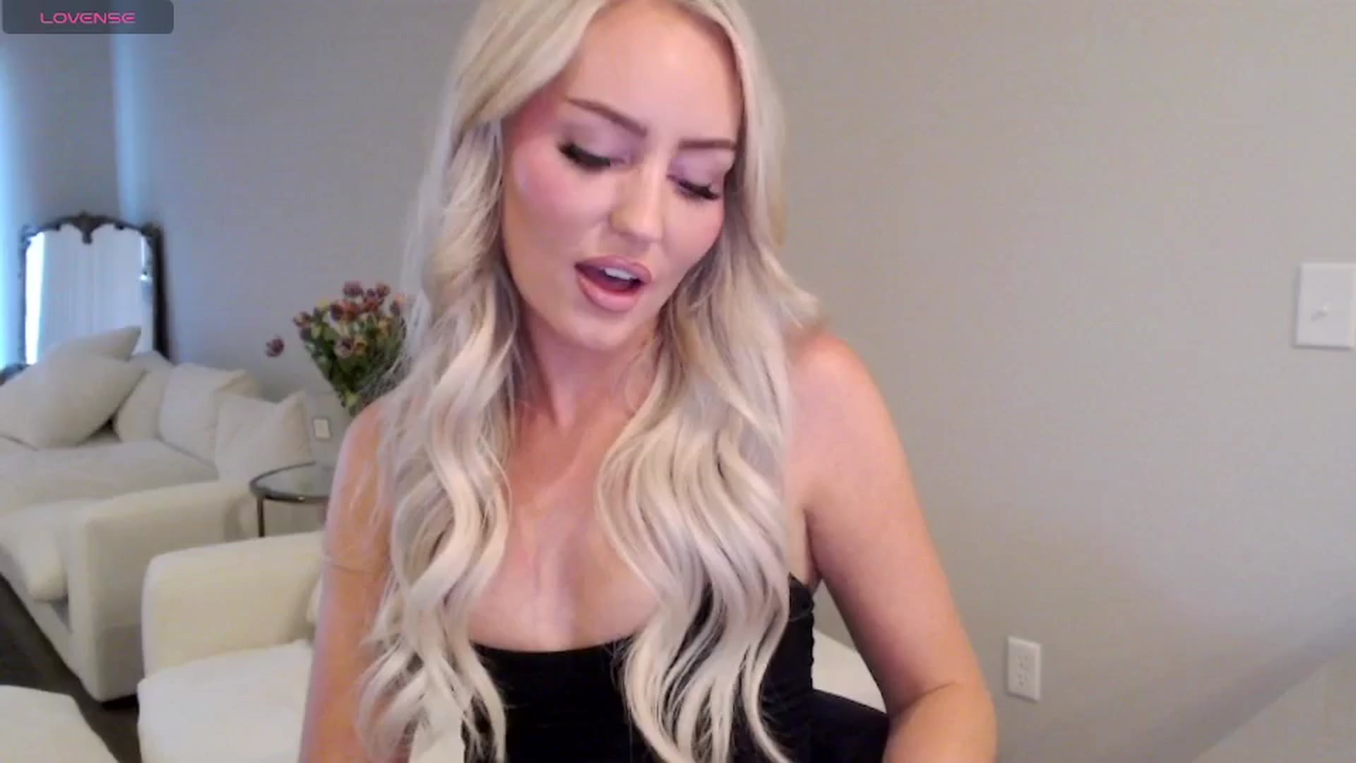 Gallery image thumbnail from Officialelsa's myfreecams stream on, 05/12/2025, 22:57 image 2 of 20