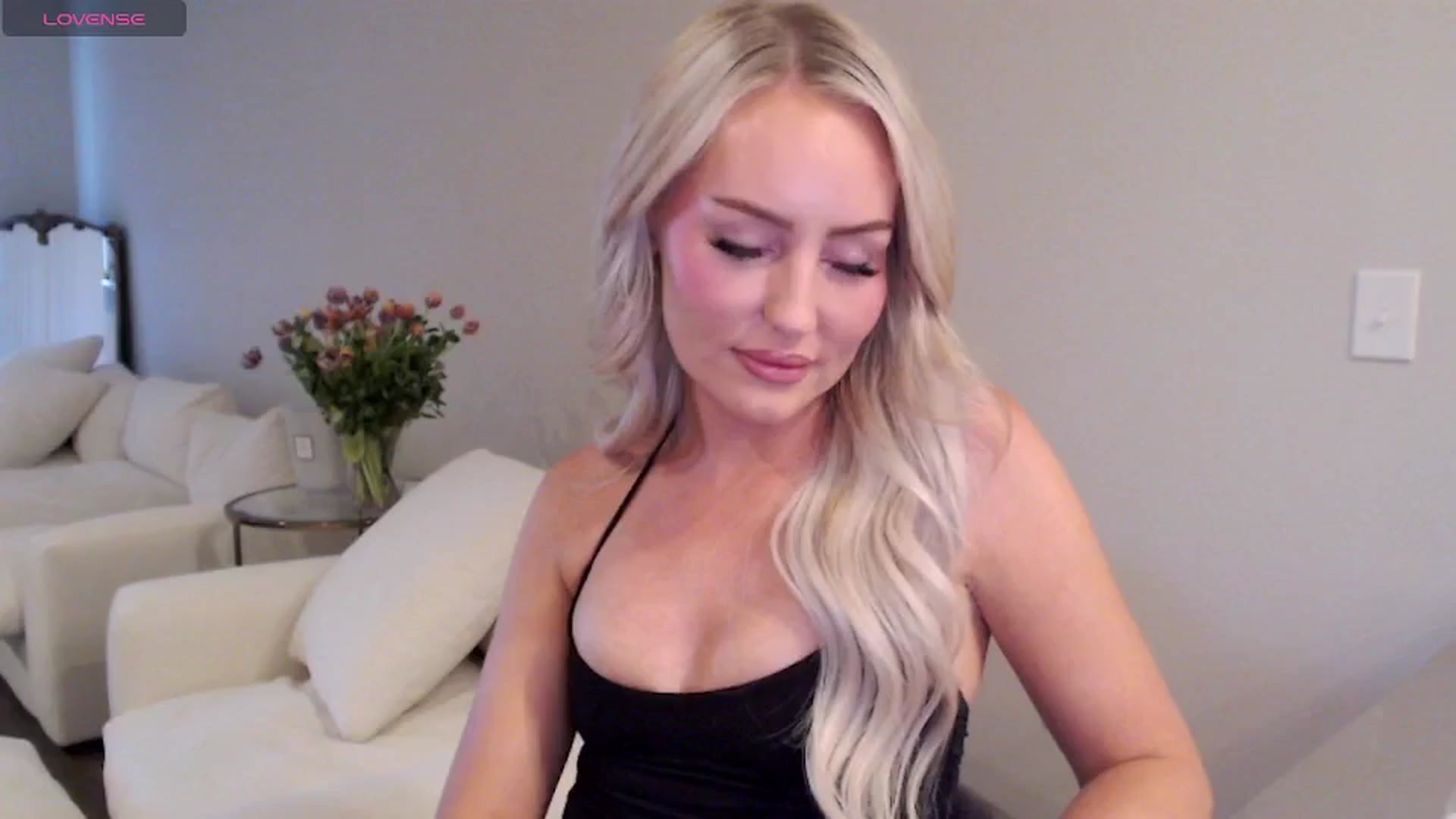 Gallery image thumbnail from Officialelsa's myfreecams stream on, 05/12/2025, 22:57 image 10 of 20