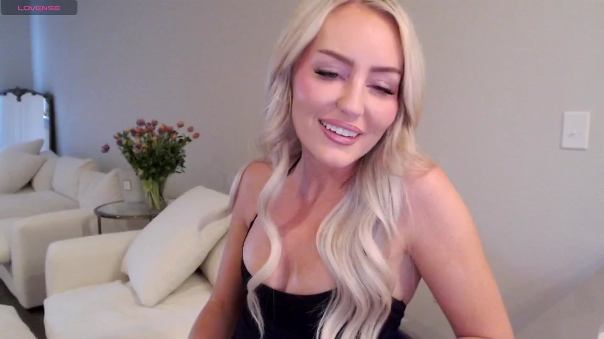 Gallery image thumbnail from Officialelsa's myfreecams stream on, 05/12/2025, 22:57 image 11 of 20