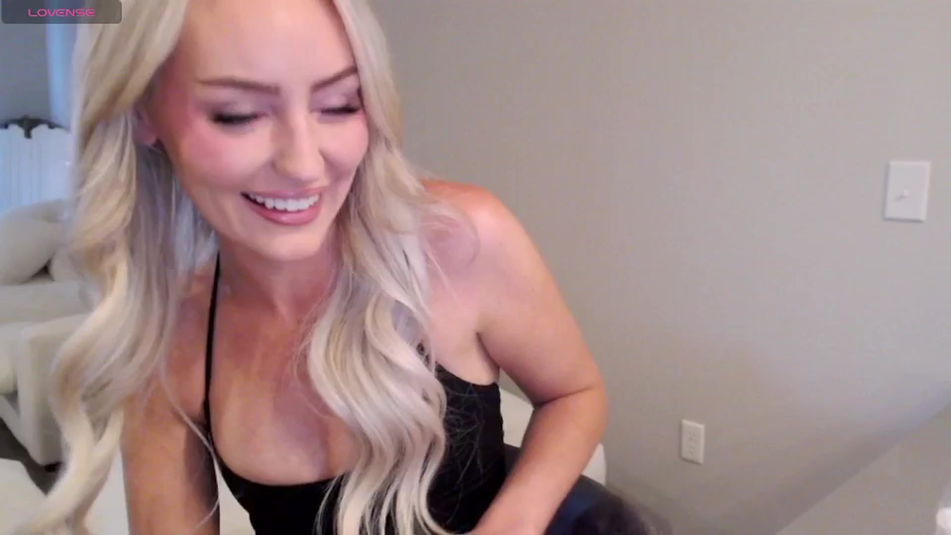 Gallery image thumbnail from Officialelsa's myfreecams stream on, 05/12/2025, 22:57 image 13 of 20