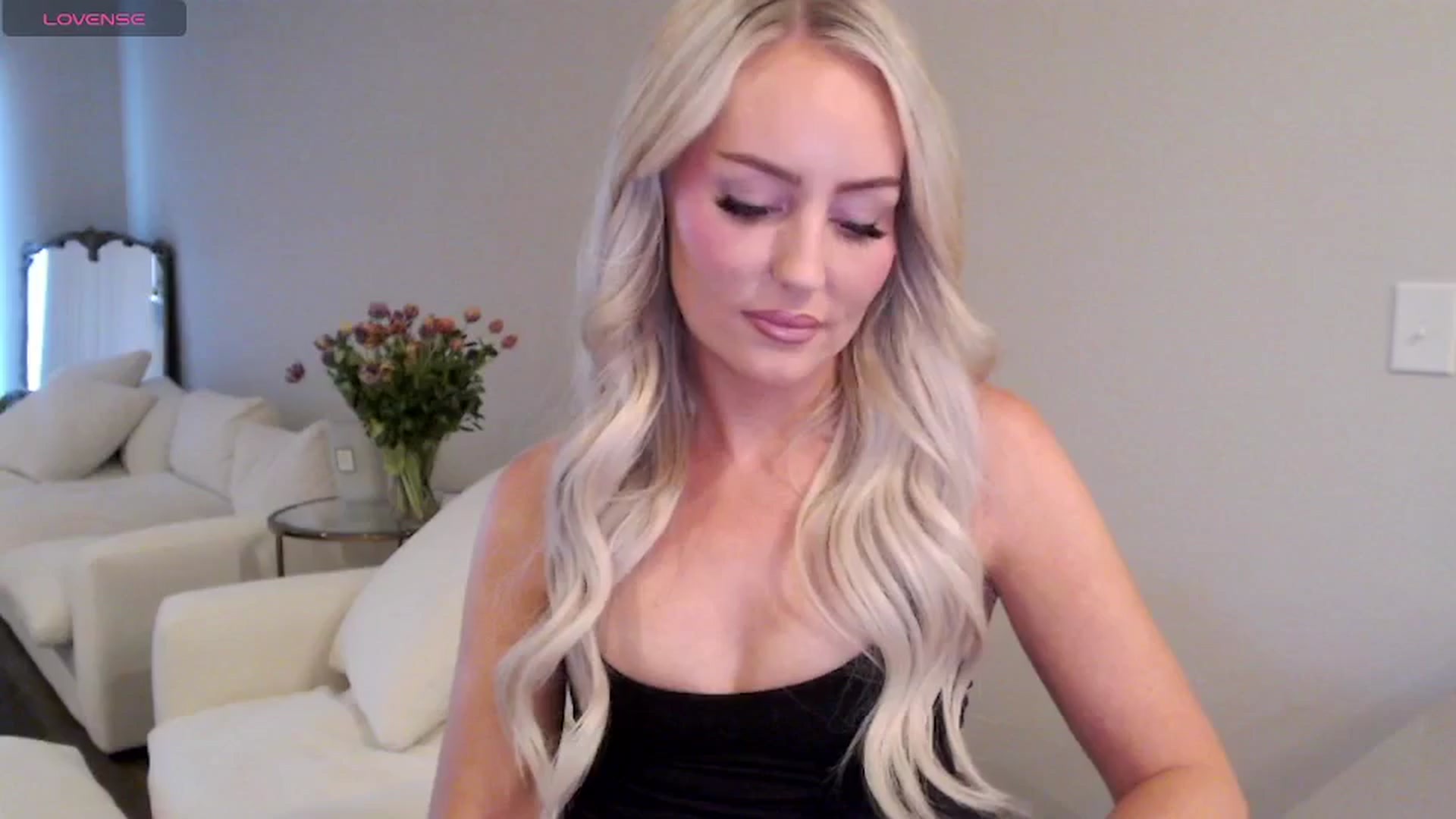 Gallery image thumbnail from Officialelsa's myfreecams stream on, 05/12/2025, 22:57 image 3 of 20