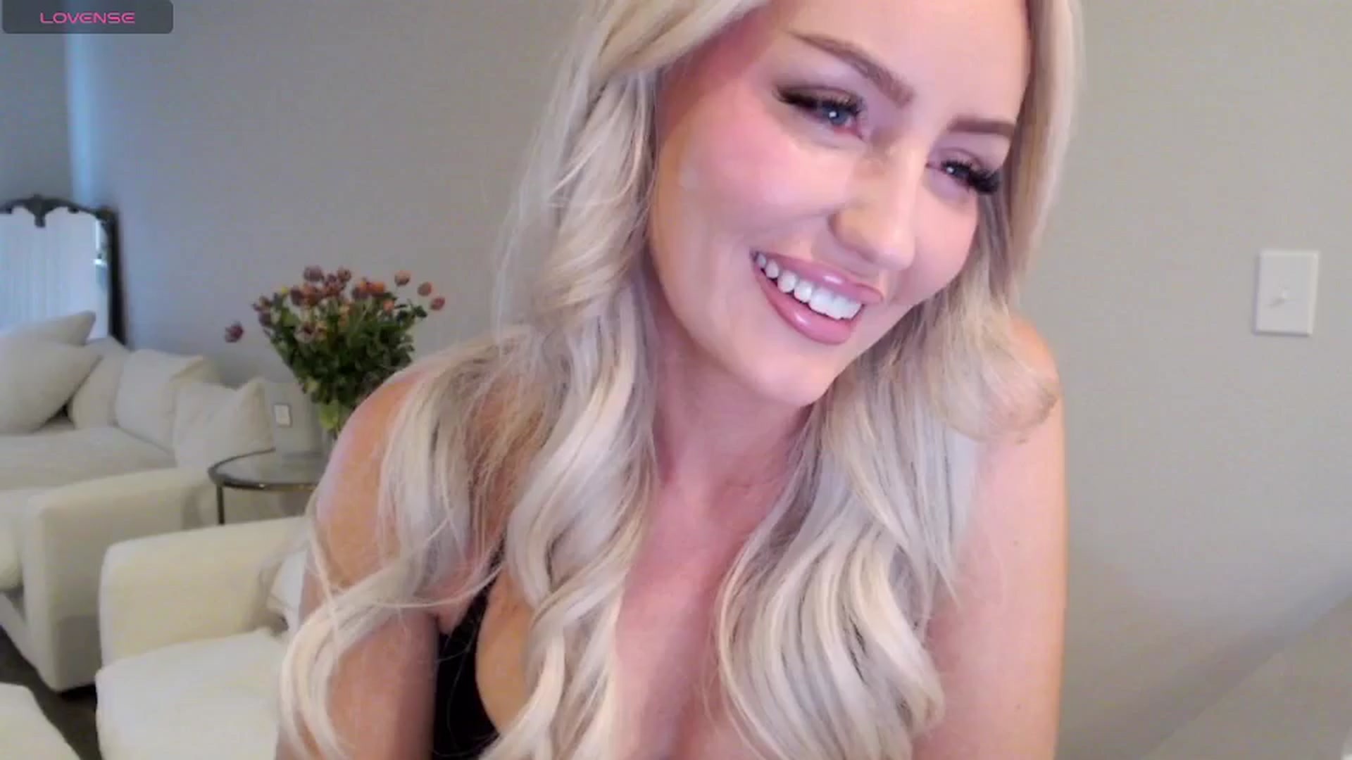 Gallery image thumbnail from Officialelsa's myfreecams stream on, 05/12/2025, 22:57 image 8 of 20