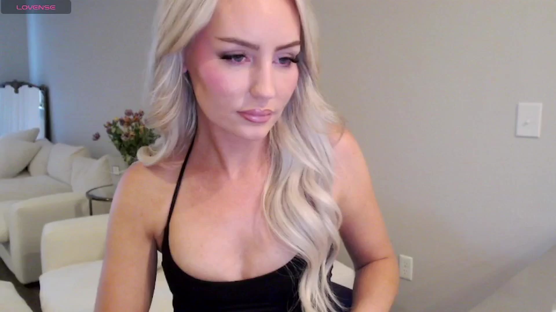 Gallery image thumbnail from Officialelsa's myfreecams stream on, 05/12/2025, 22:57 image 7 of 20