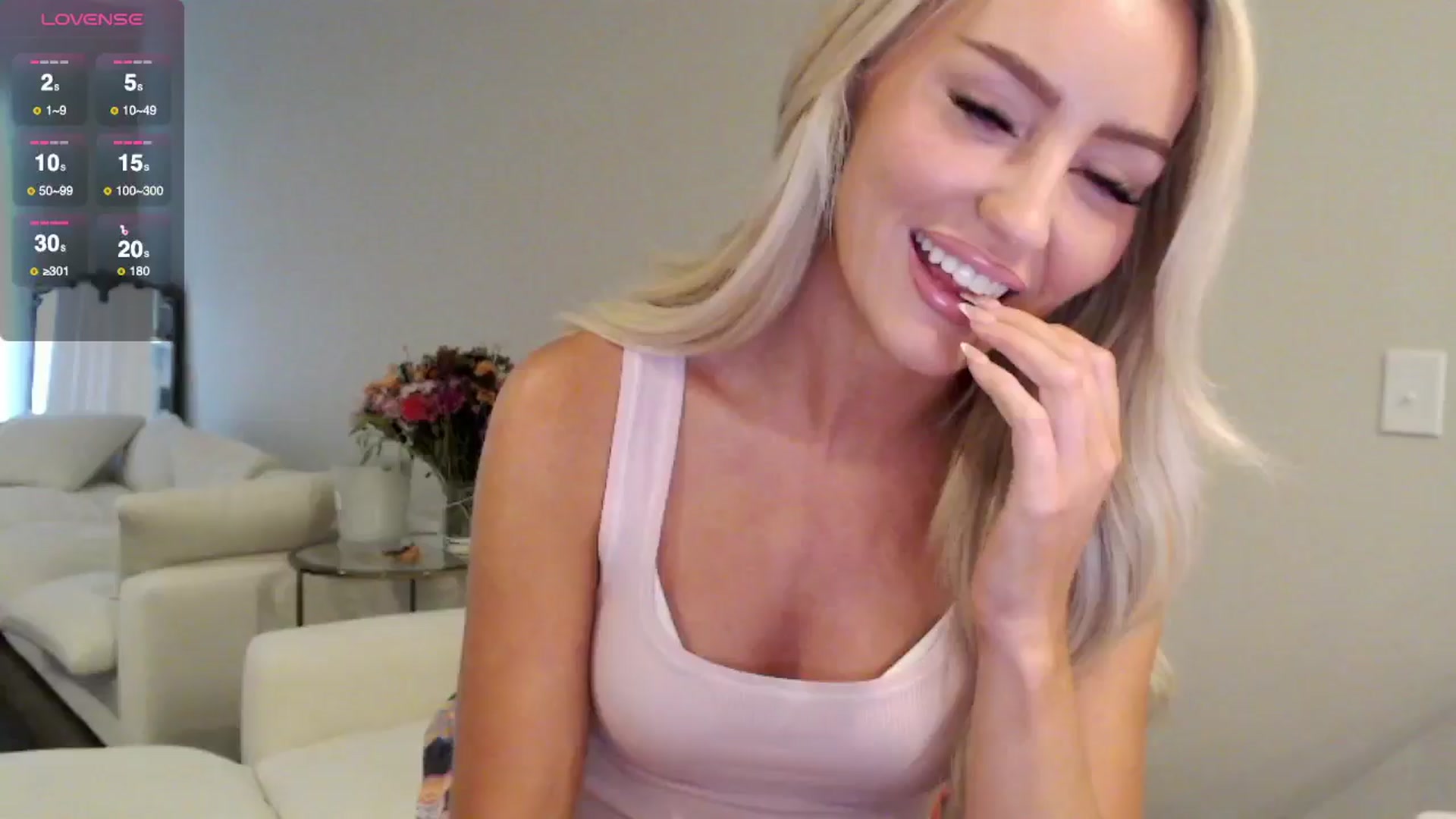 Gallery image thumbnail from Officialelsa's myfreecams stream on, 06/01/2025, 21:54 image 19 of 20