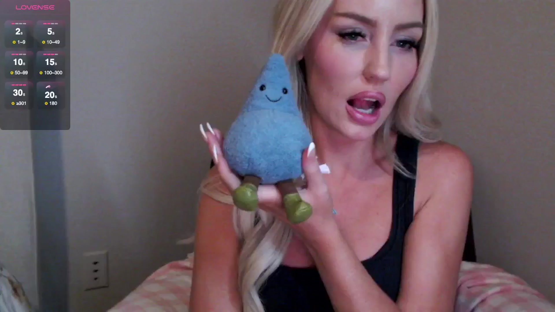 Gallery image thumbnail from Officialelsa's myfreecams stream on, 06/03/2025, 05:33 image 18 of 20