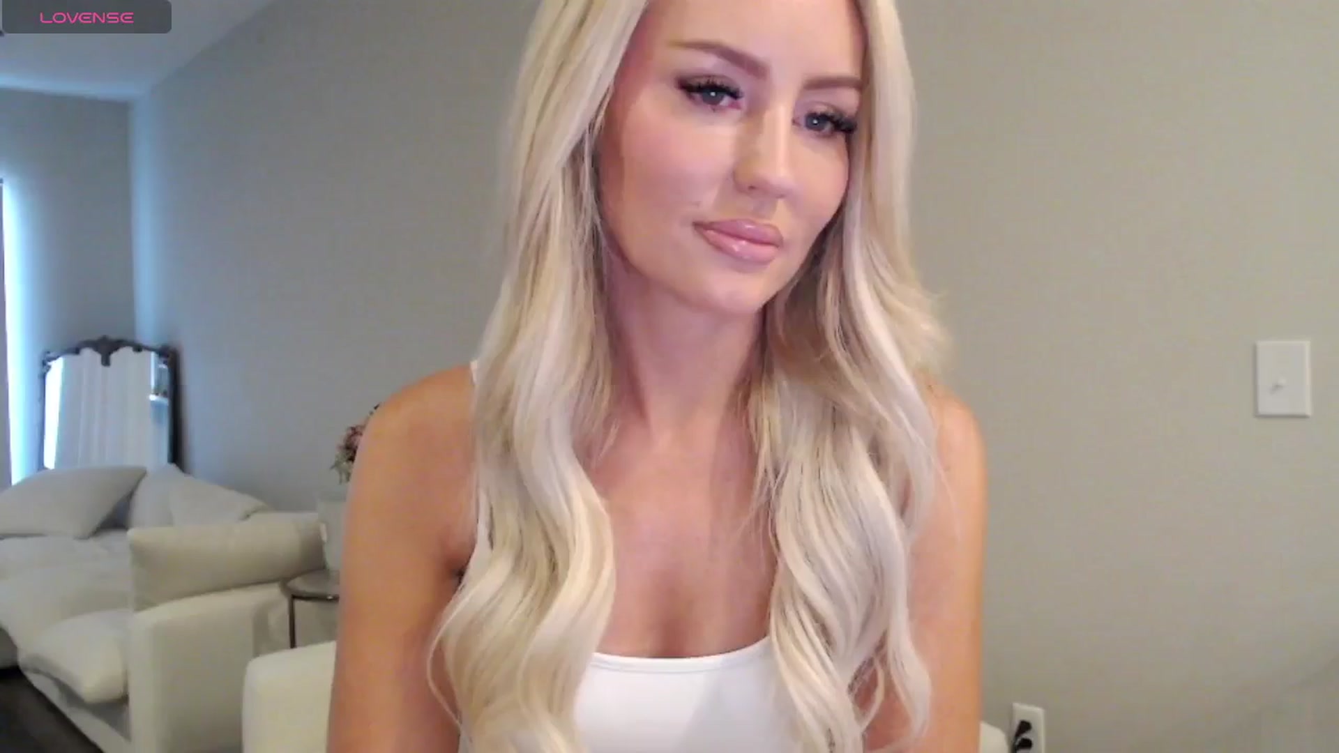 Gallery image thumbnail from Officialelsa's myfreecams stream on, 06/03/2025, 21:32 image 2 of 20