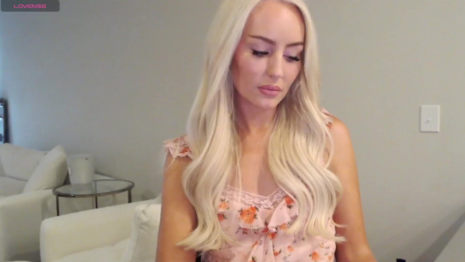 Gallery image thumbnail from Officialelsa's myfreecams stream on, 06/11/2025, 22:11 image 3 of 20