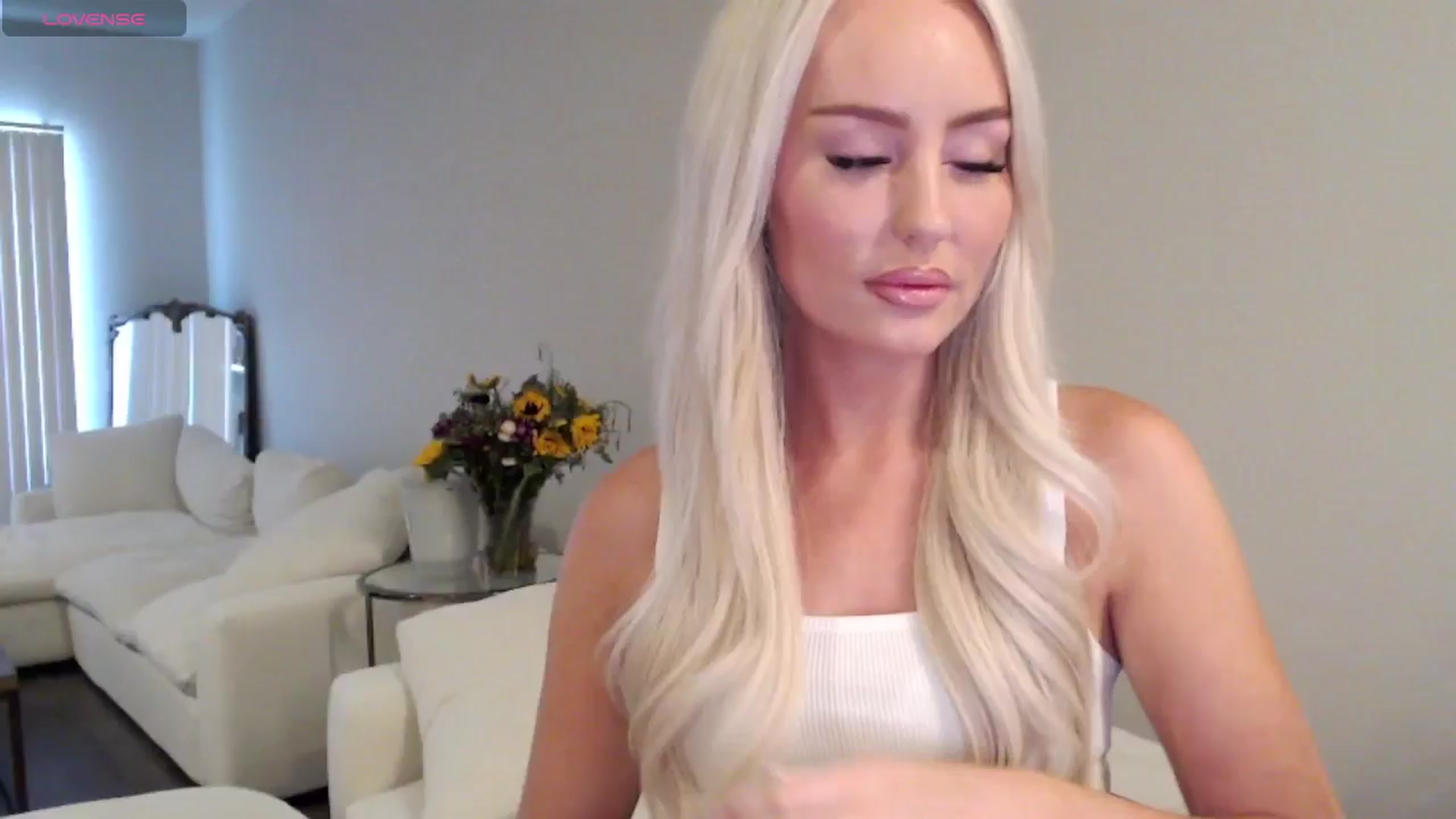 Gallery image thumbnail from Officialelsa's myfreecams stream on, 06/21/2025, 20:11 image 4 of 20