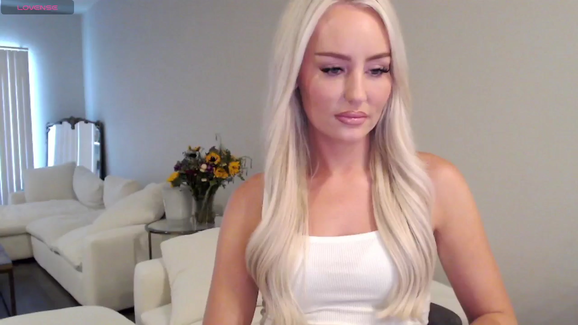Gallery image thumbnail from Officialelsa's myfreecams stream on, 06/21/2025, 20:11 image 3 of 20