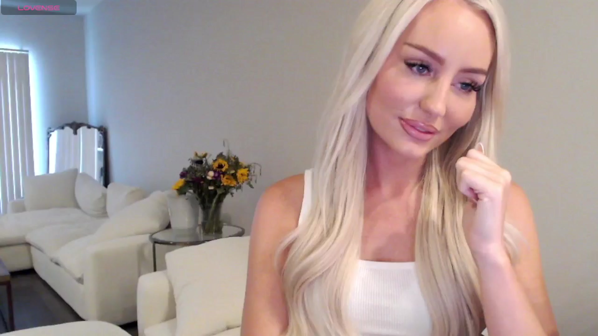Gallery image thumbnail from Officialelsa's myfreecams stream on, 06/21/2025, 20:11 image 8 of 20