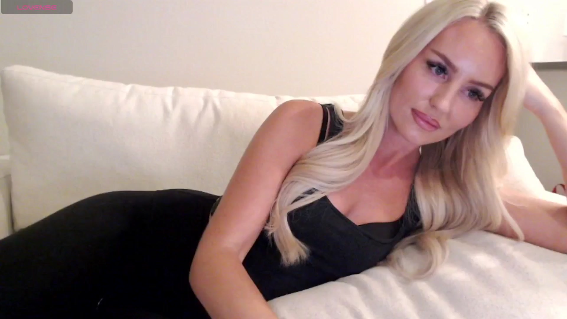 Gallery image thumbnail from Officialelsa's myfreecams stream on, 06/24/2025, 04:40 image 3 of 20