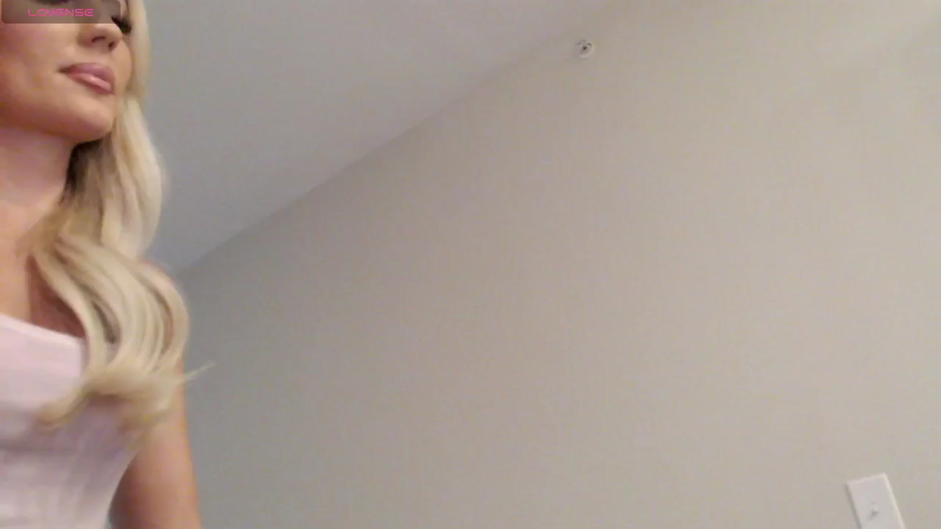 Gallery image thumbnail from Officialelsa's myfreecams stream on, 07/03/2025, 18:31 image 15 of 20