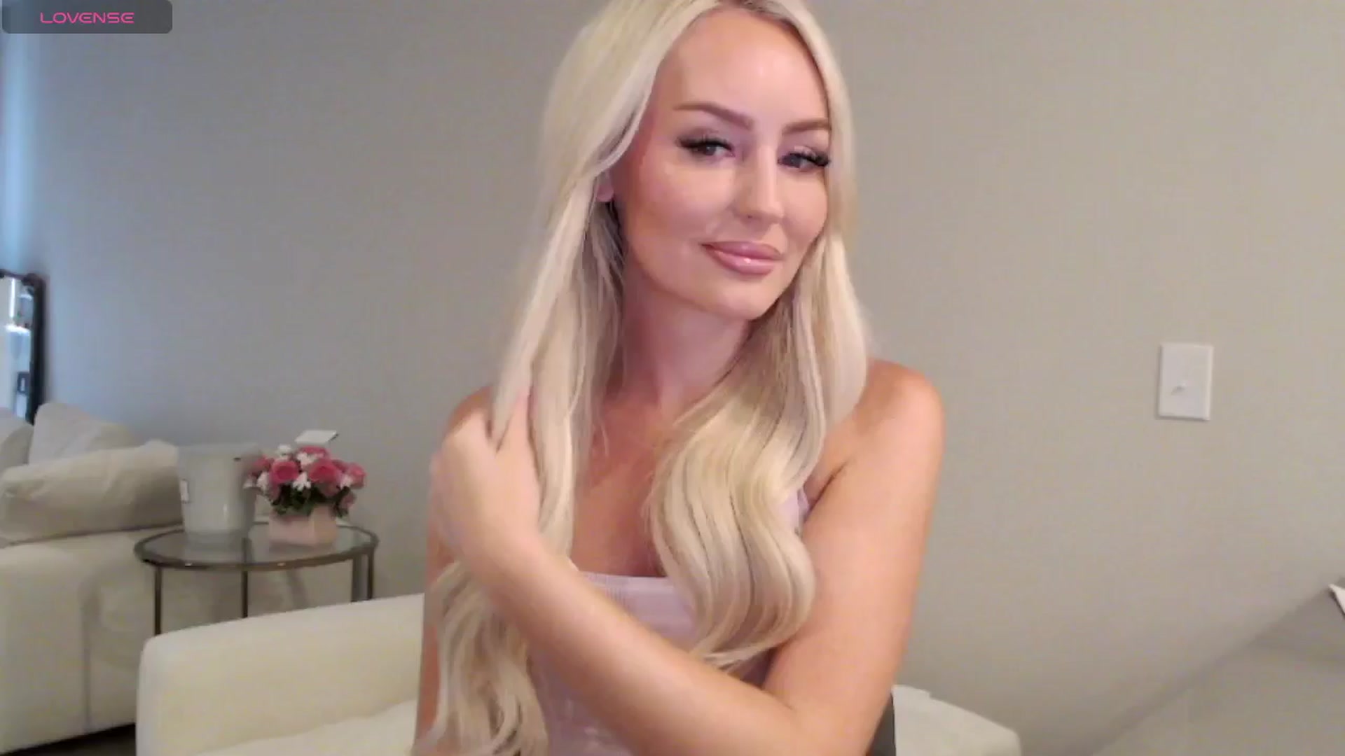 Gallery image thumbnail from Officialelsa's myfreecams stream on, 07/03/2025, 18:31 image 9 of 20