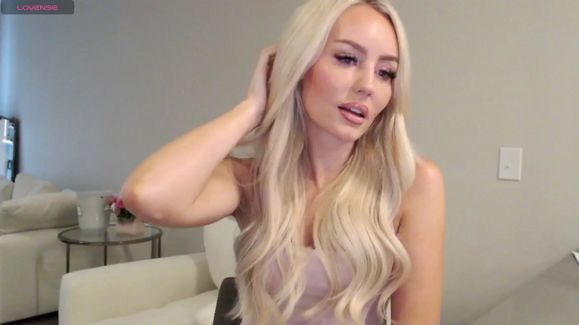 Gallery image thumbnail from Officialelsa's myfreecams stream on, 07/03/2025, 18:31 image 10 of 20