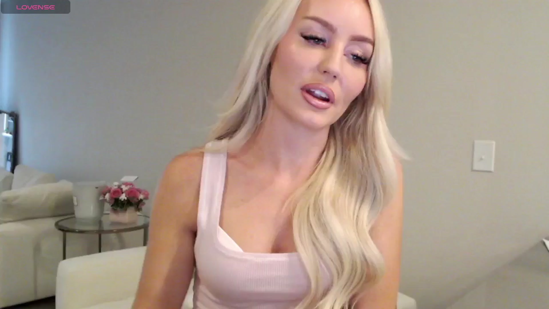 Gallery image thumbnail from Officialelsa's myfreecams stream on, 07/03/2025, 18:31 image 12 of 20