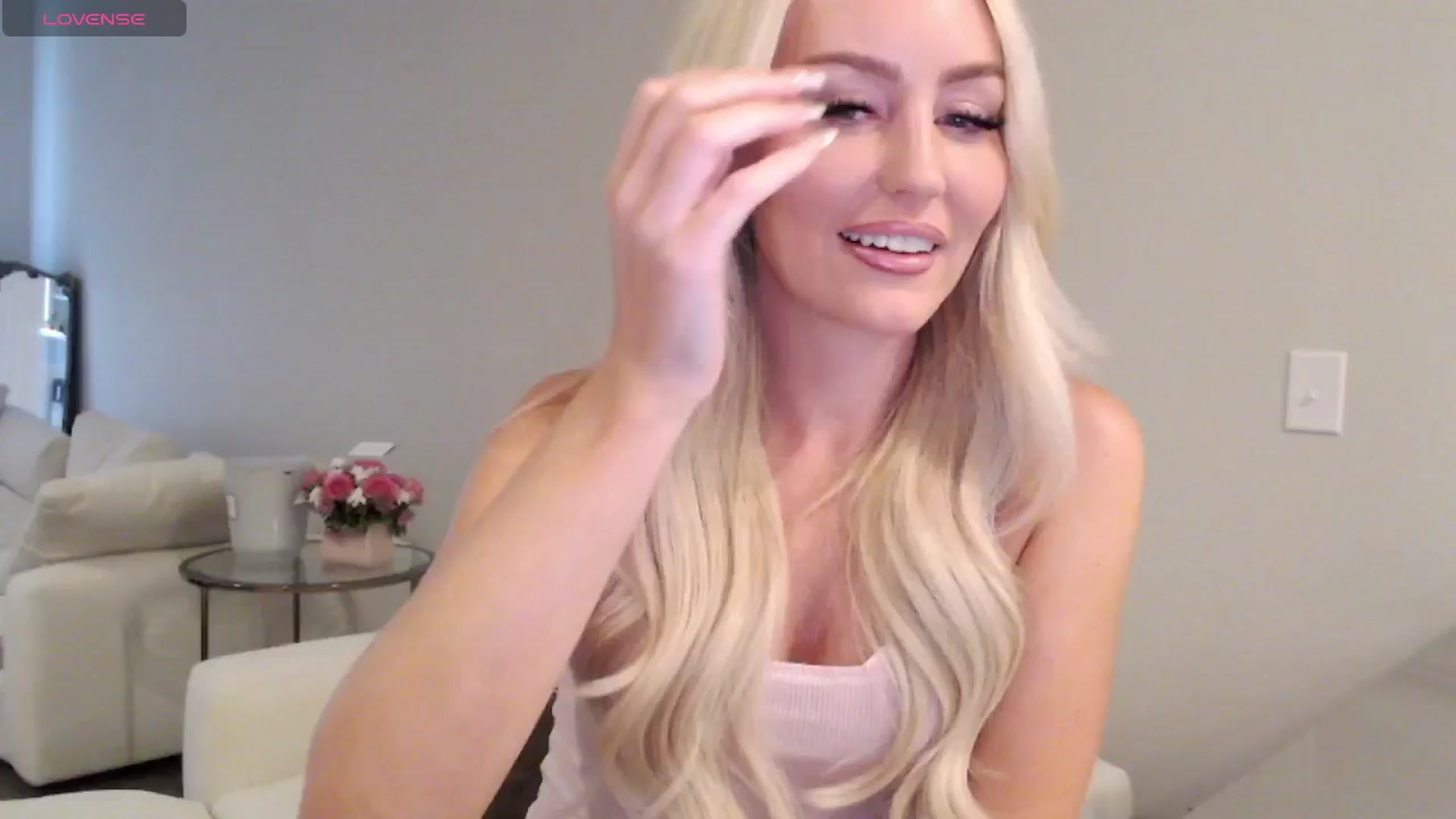 Gallery image thumbnail from Officialelsa's myfreecams stream on, 07/03/2025, 18:31 image 20 of 20
