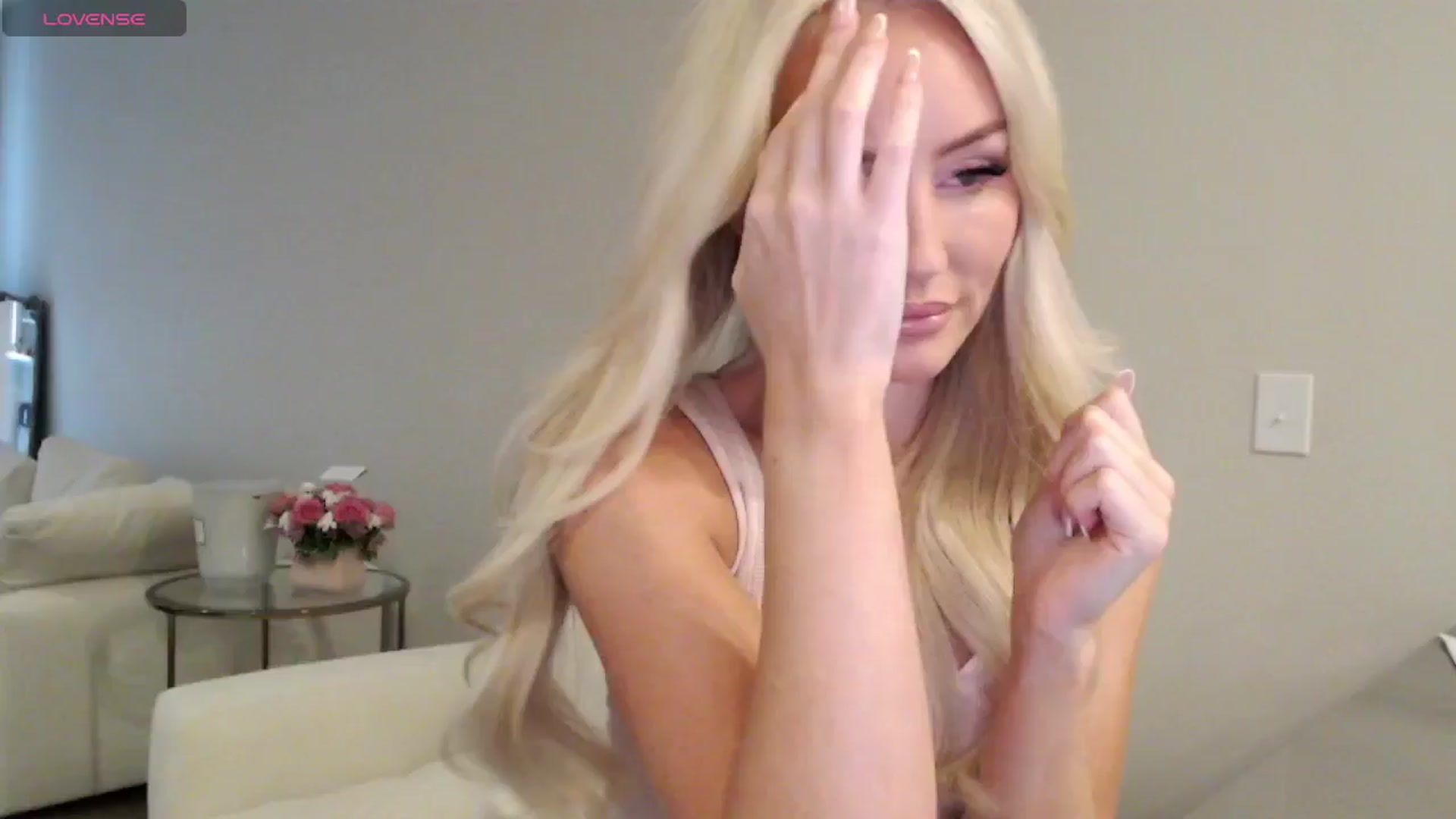 Gallery image thumbnail from Officialelsa's myfreecams stream on, 07/03/2025, 18:31 image 4 of 20