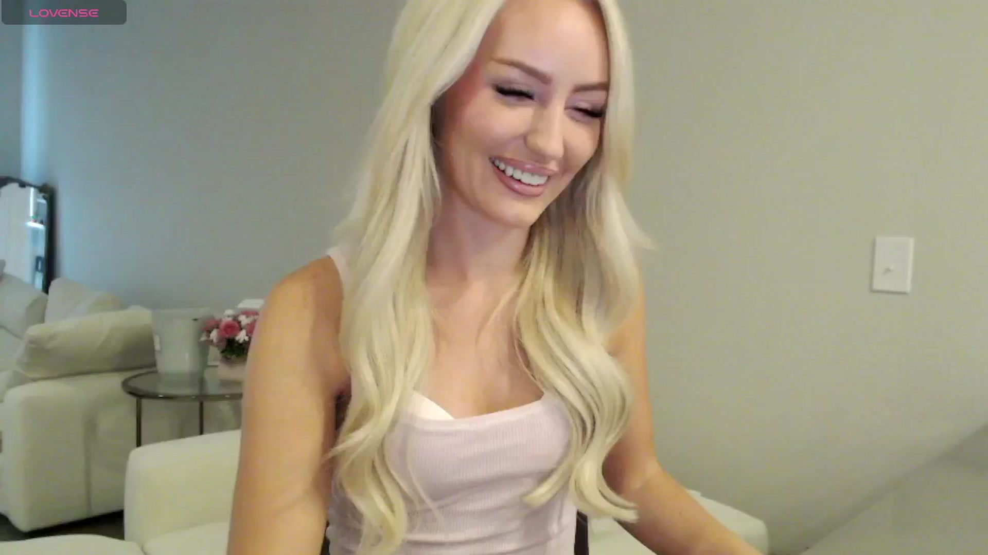 Gallery image thumbnail from Officialelsa's myfreecams stream on, 07/03/2025, 18:31 image 18 of 20