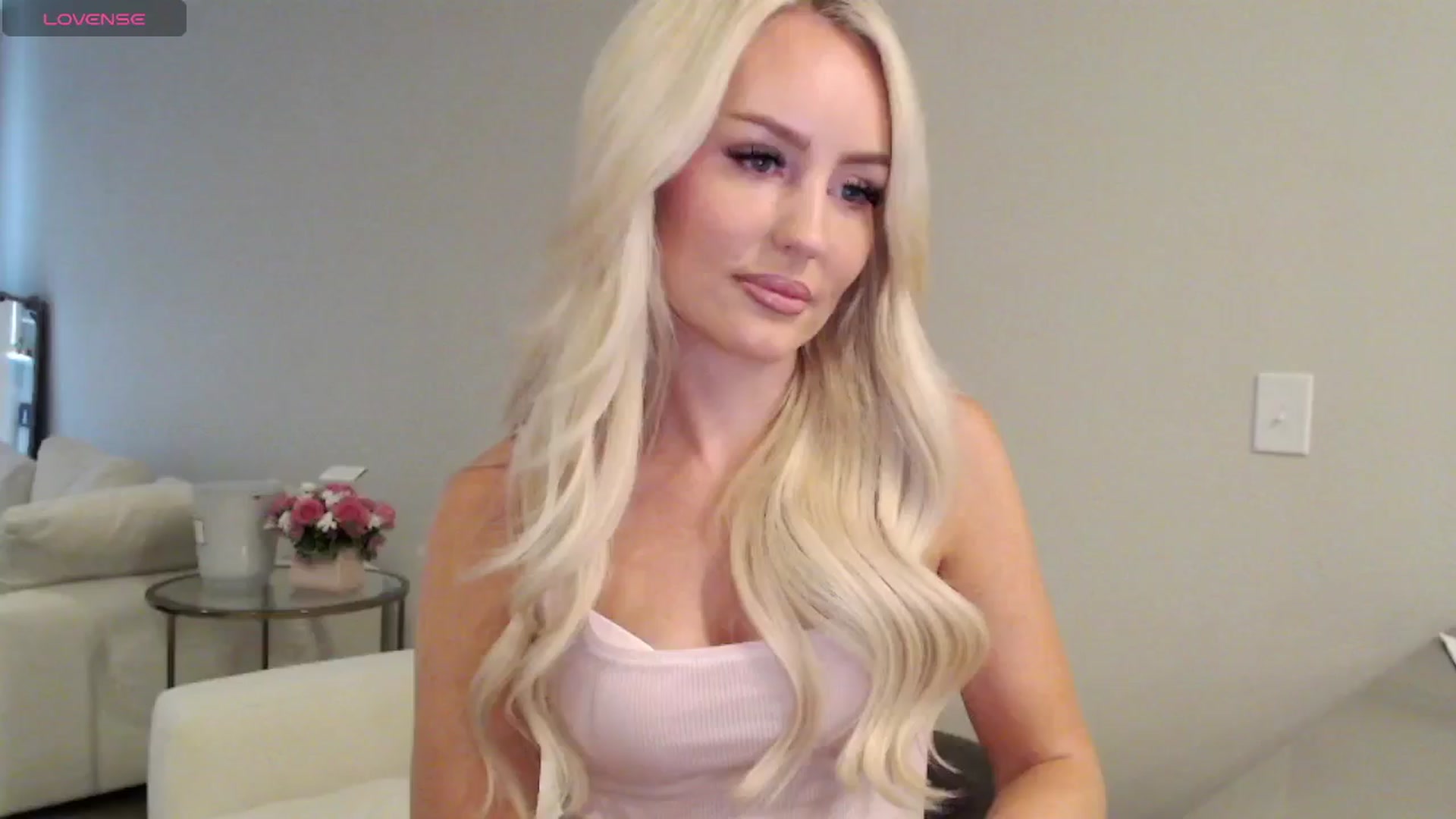 Gallery image thumbnail from Officialelsa's myfreecams stream on, 07/03/2025, 18:31 image 7 of 20