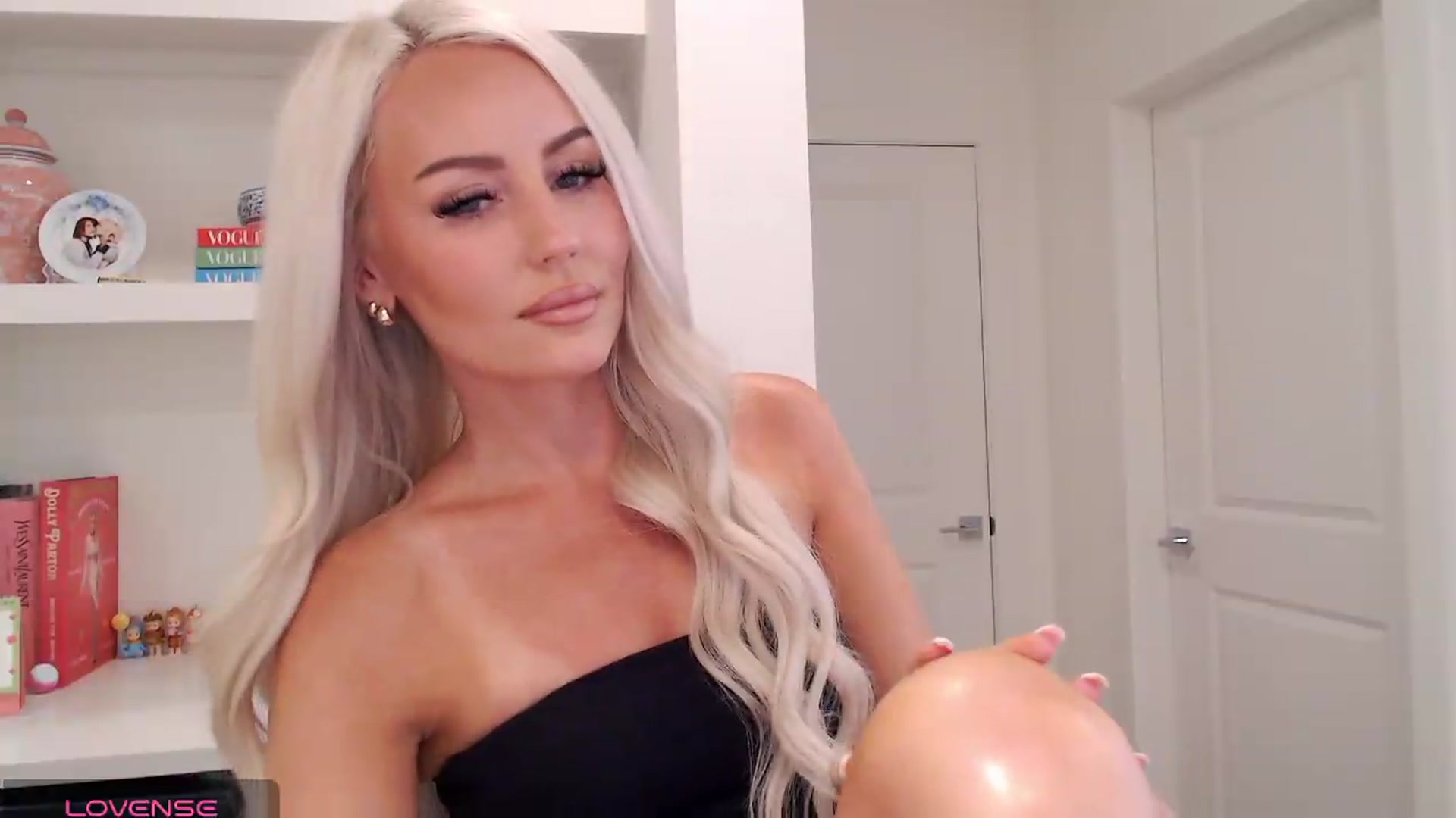 Gallery image thumbnail from Officialelsa's myfreecams stream on, 06/13/2026, 20:26 image 17 of 20