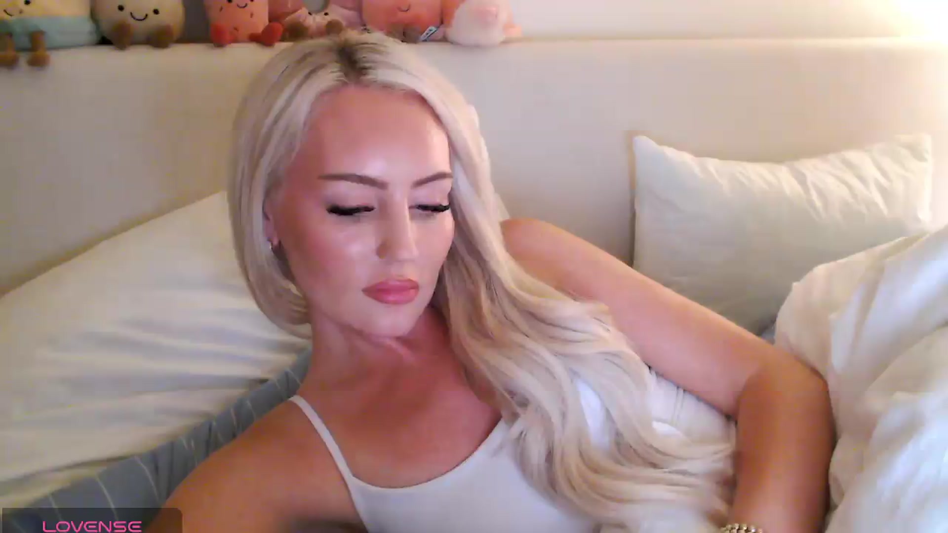Gallery image thumbnail from Officialelsa's myfreecams stream on, 06/19/2026, 06:43 image 17 of 20