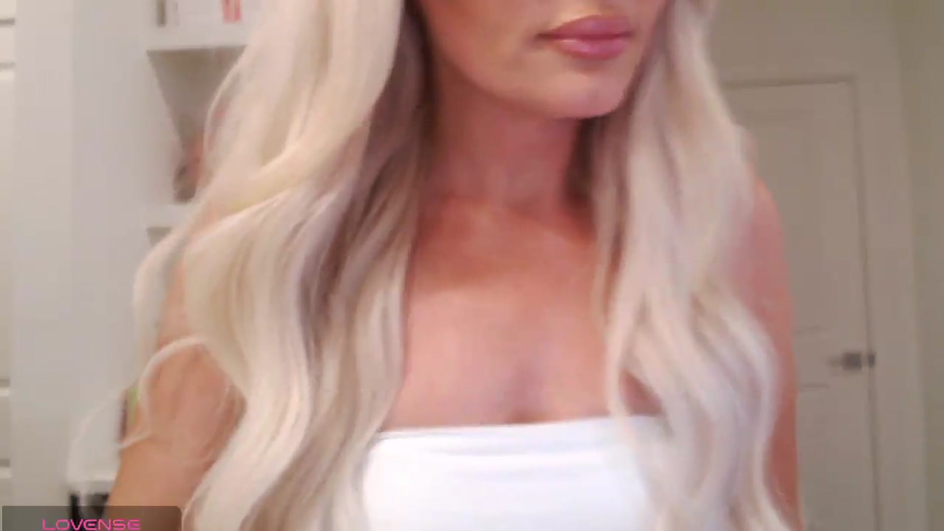Gallery image thumbnail from Officialelsa's myfreecams stream on, 06/26/2026, 24:58 image 15 of 20