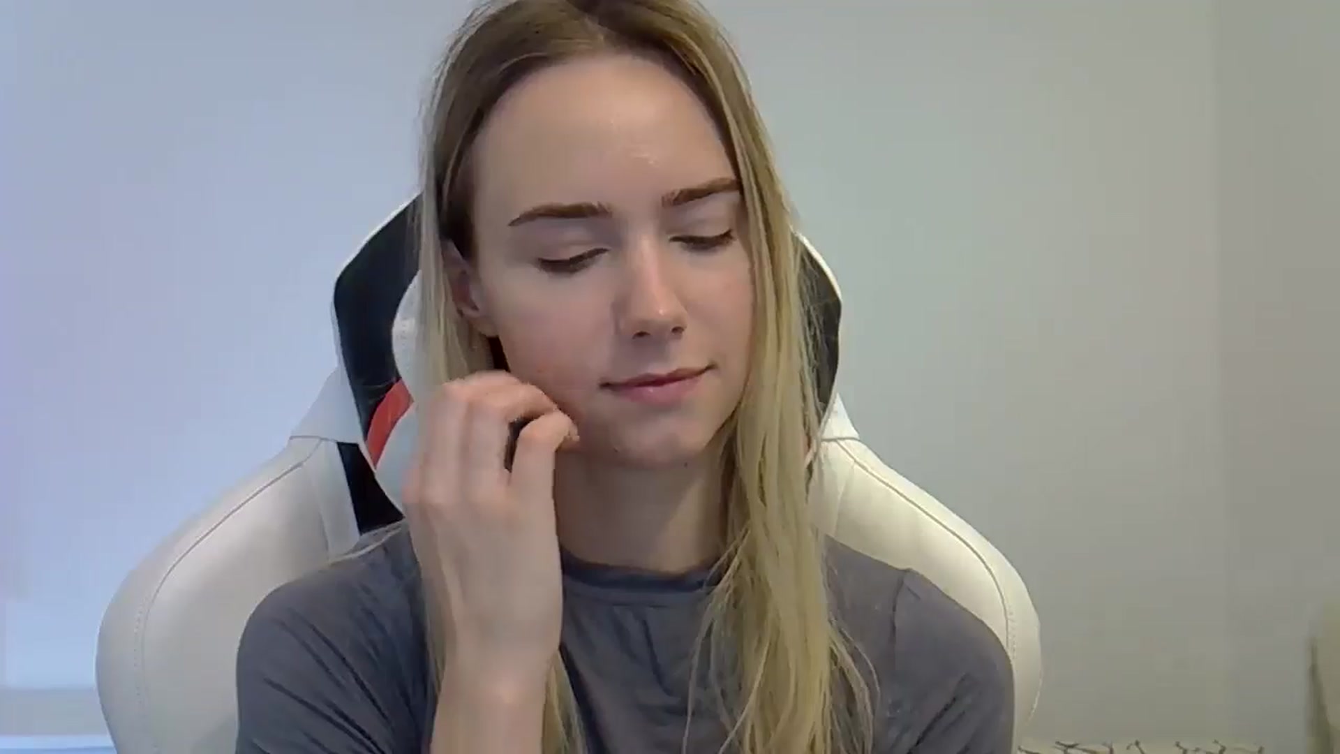 Gallery image thumbnail from OhAlisa's myfreecams stream on, 06/03/2025, 11:27 image 12 of 20