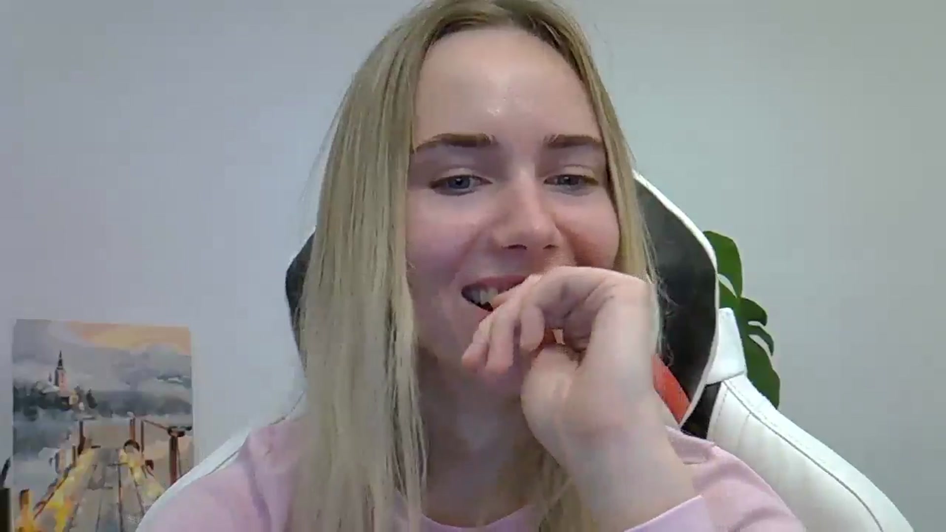 Gallery image thumbnail from OhAlisa's myfreecams stream on, 06/07/2025, 21:04 image 19 of 20