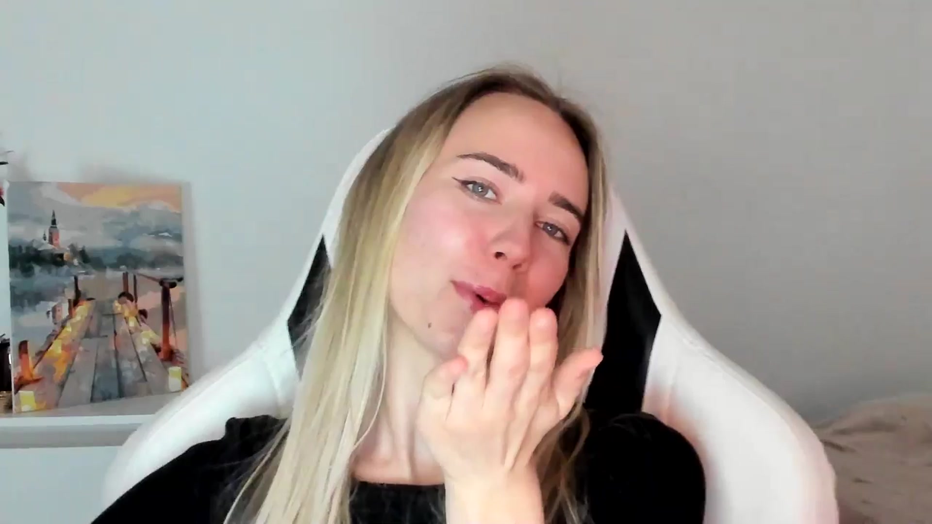 Gallery image thumbnail from OhAlisa's myfreecams stream on, 06/10/2025, 16:32 image 8 of 20