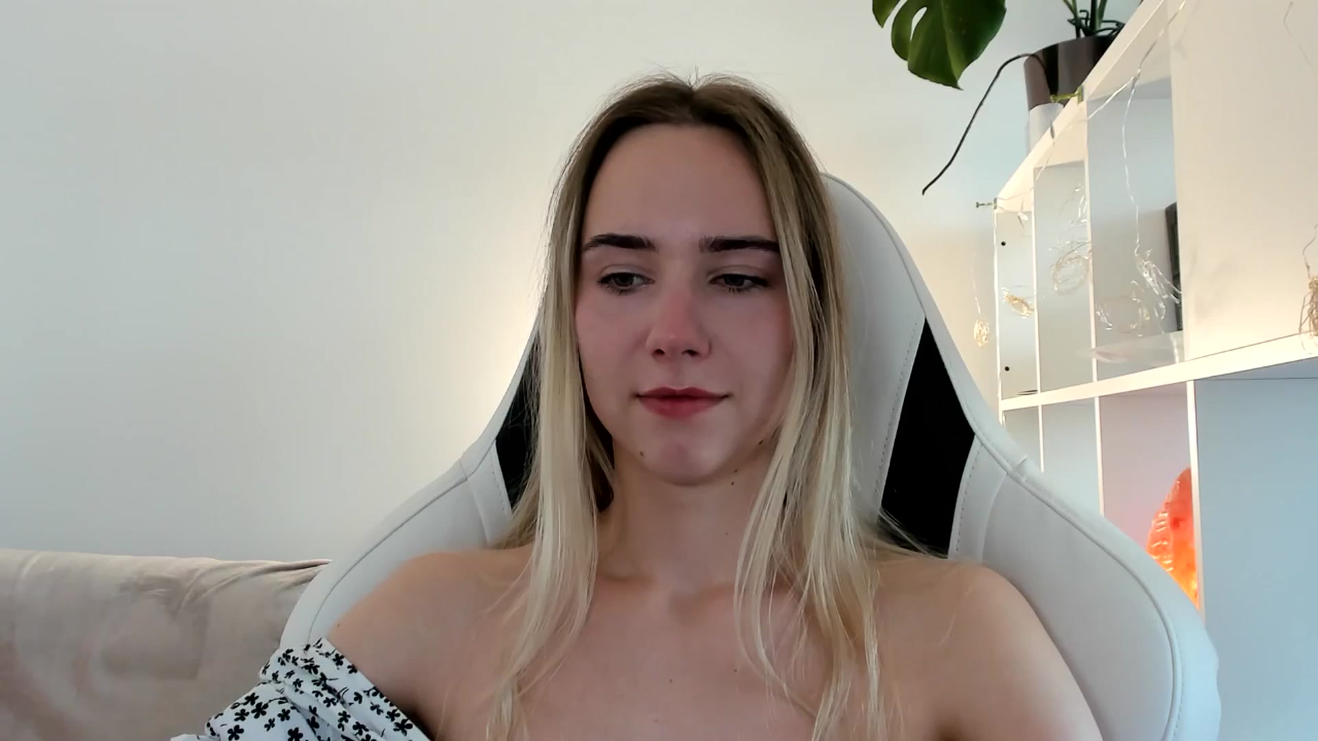 Gallery image thumbnail from OhAlisa's myfreecams stream on, 06/15/2025, 16:39 image 1 of 20