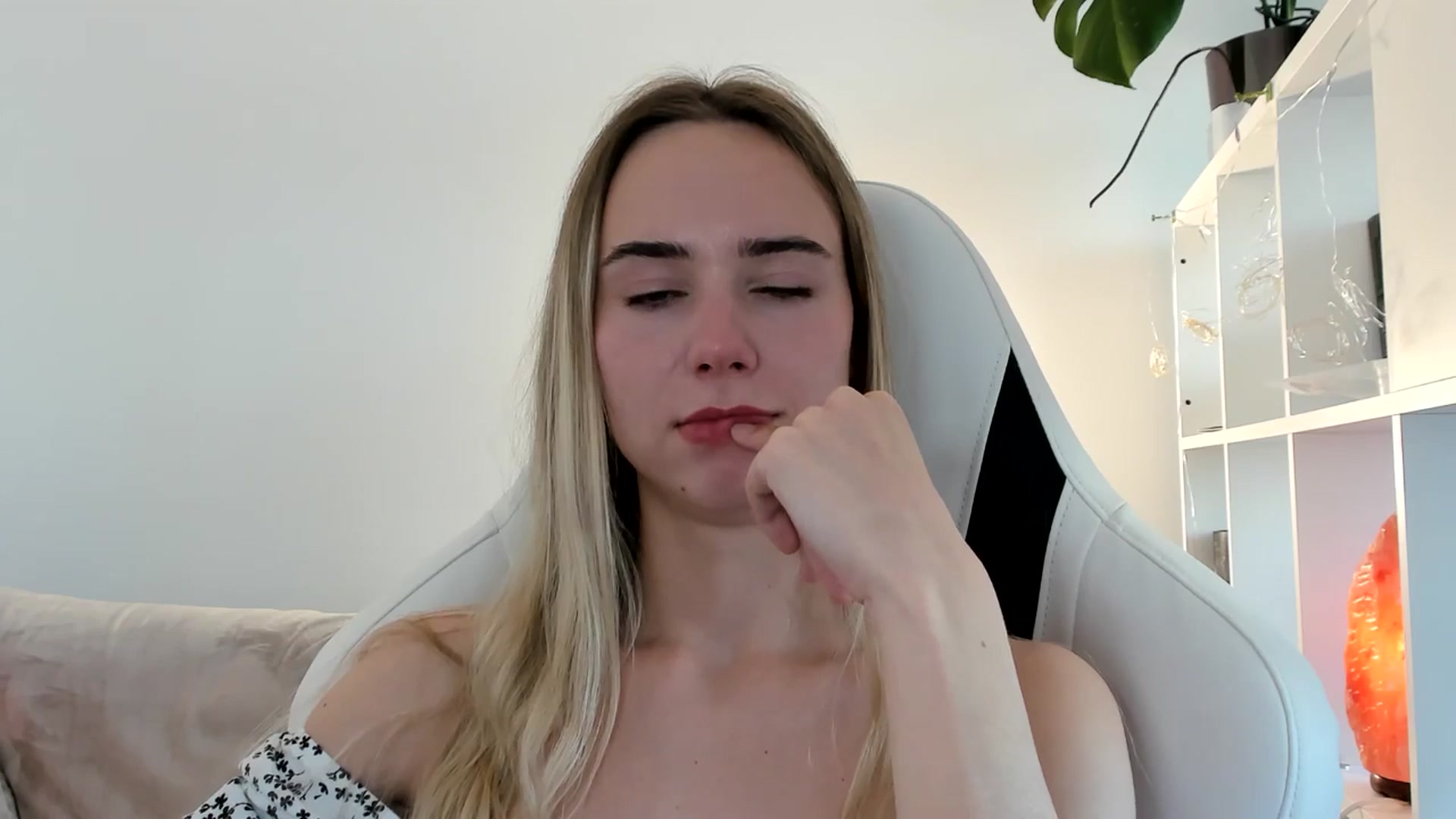 Gallery image thumbnail from OhAlisa's myfreecams stream on, 06/15/2025, 16:39 image 6 of 20