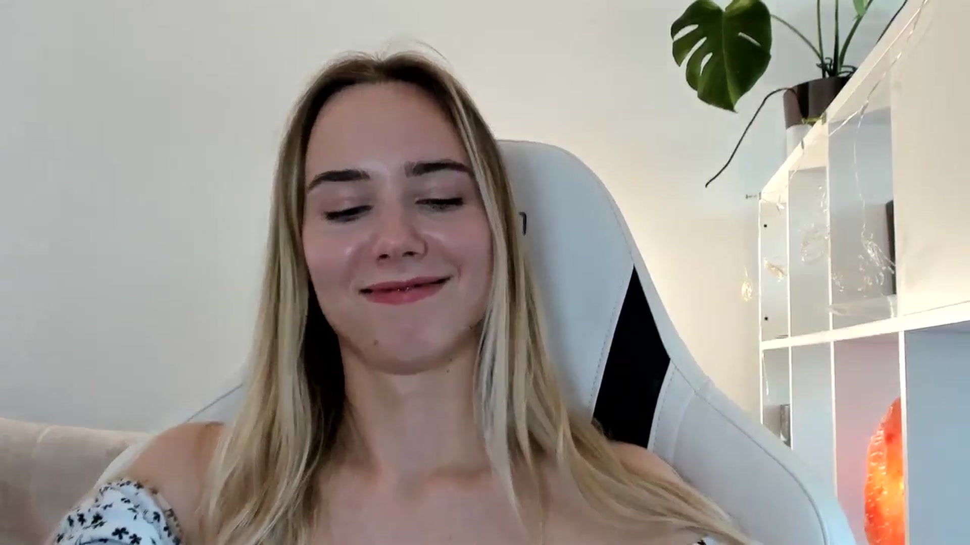 Gallery image thumbnail from OhAlisa's myfreecams stream on, 06/15/2025, 17:14 image 17 of 20