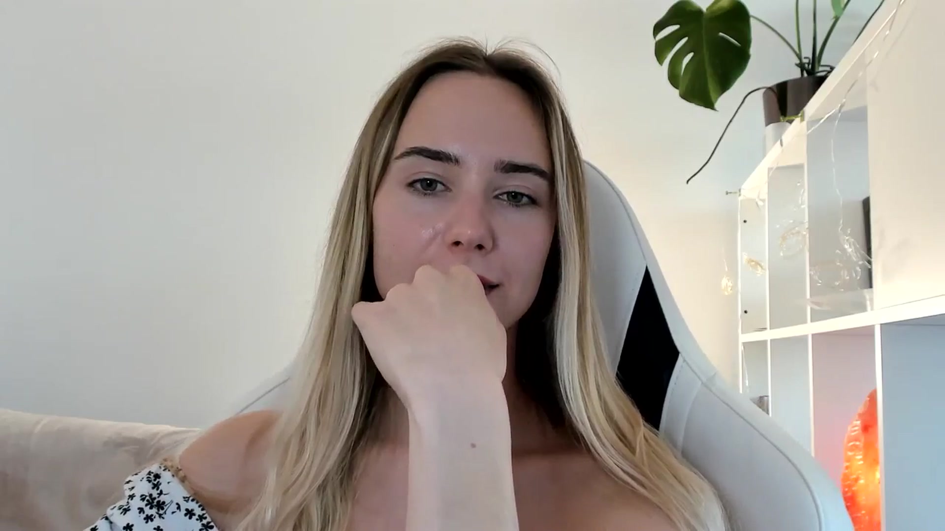 Gallery image thumbnail from OhAlisa's myfreecams stream on, 06/15/2025, 17:14 image 14 of 20