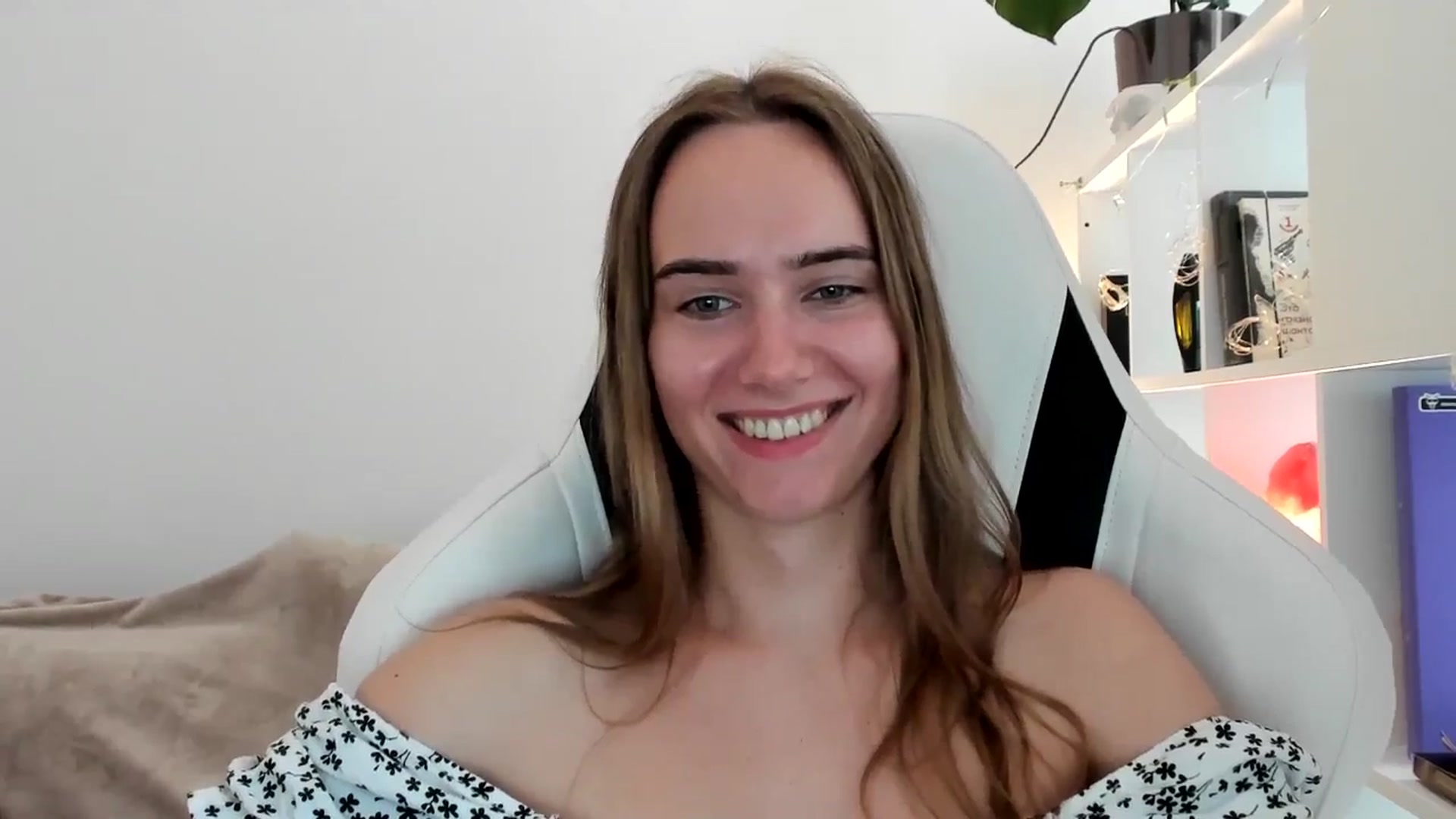 Gallery image thumbnail from OhAlisa's myfreecams stream on, 07/15/2025, 16:52 image 17 of 20