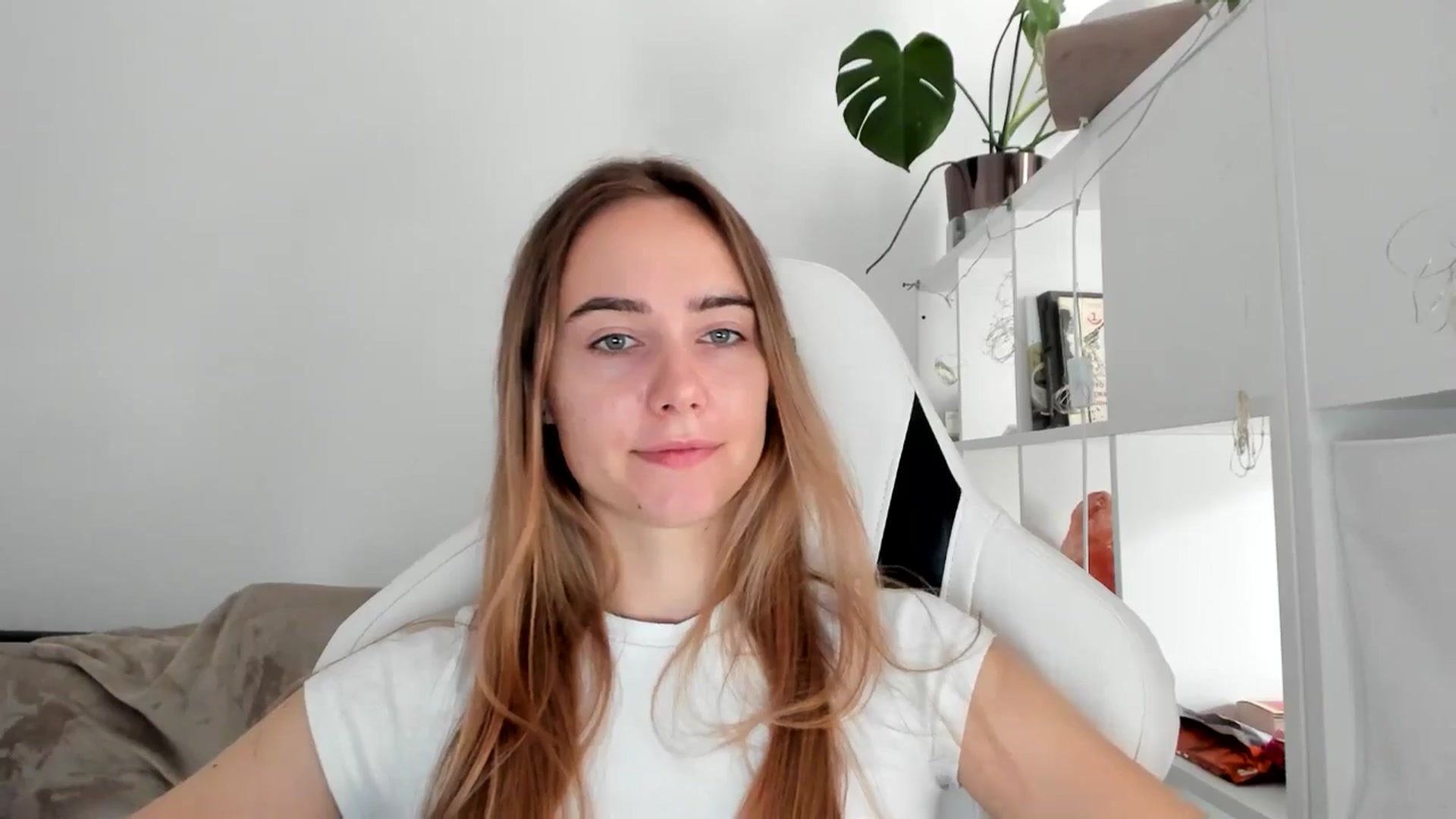 Gallery image thumbnail from OhAlisa's myfreecams stream on, 08/01/2025, 10:50 image 15 of 20